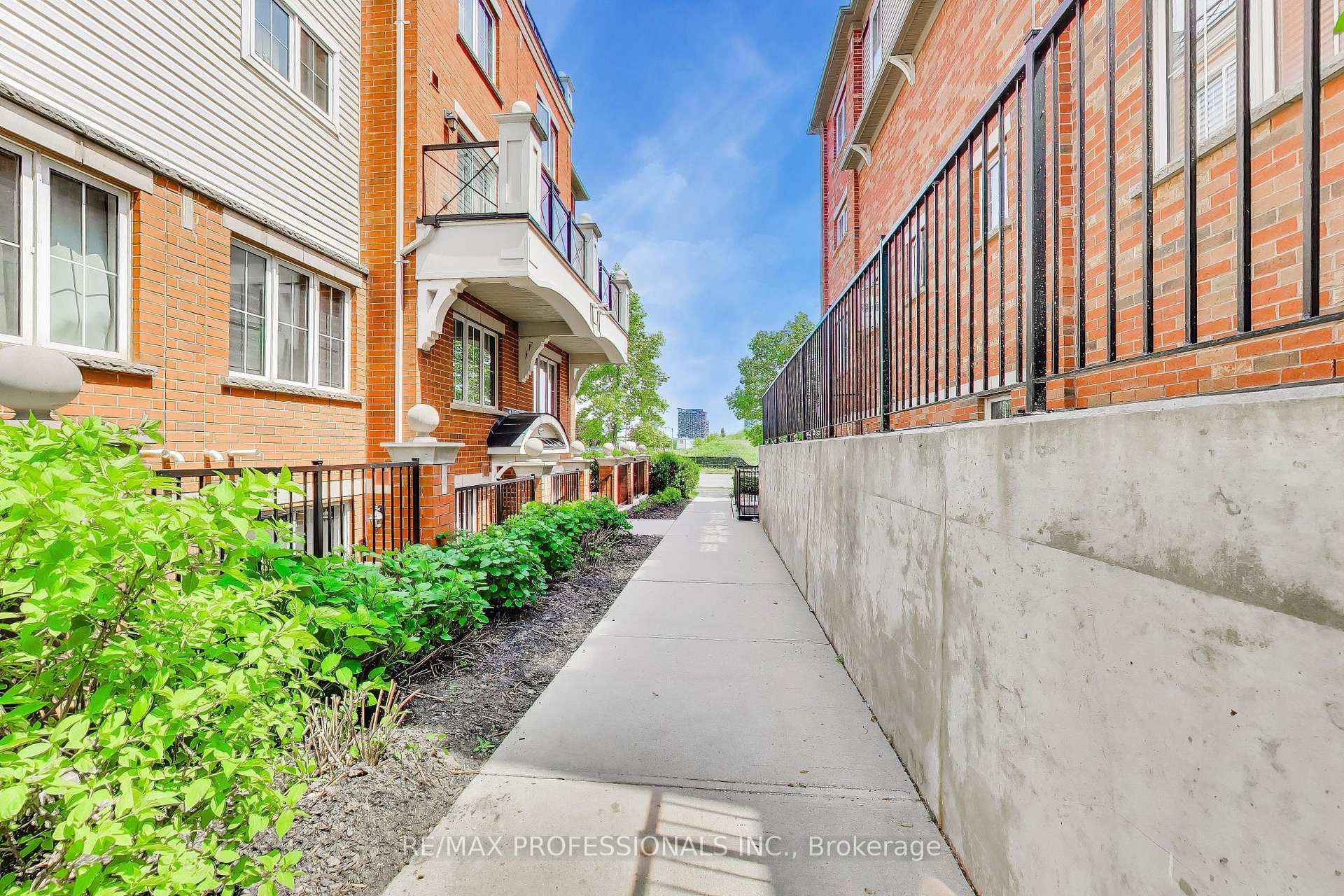 Photo 4 of Unit 19, 2460 Post Road, Oakville, River Oaks — HOMEH