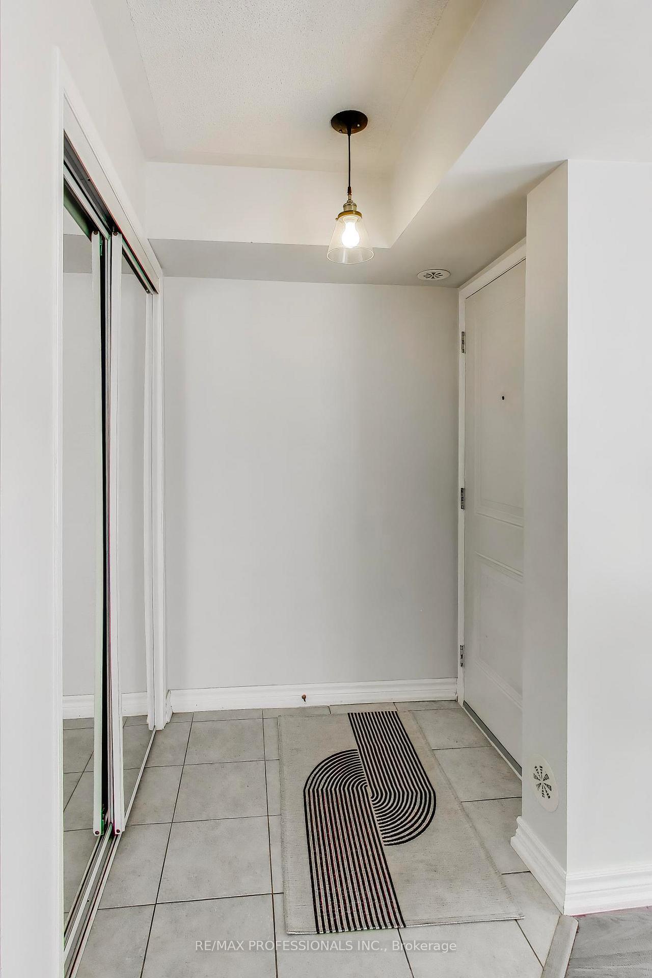 Photo 5 of Unit 19, 2460 Post Road, Oakville, River Oaks — HOMEH