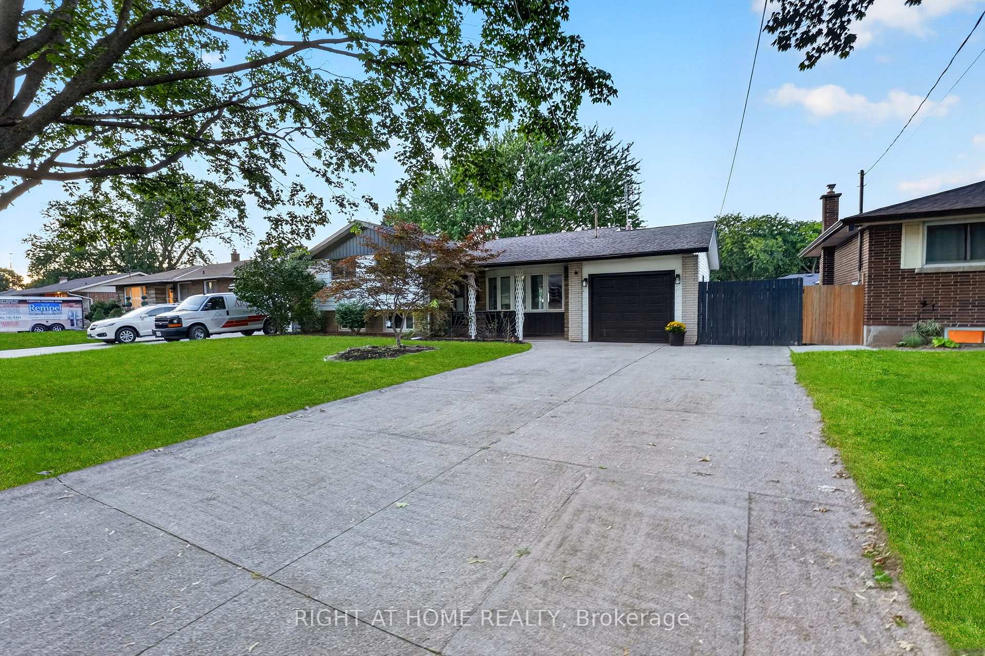 Photo 2 of 19 Brentwood Drive, St. Catharines, Carlton/Bunting — HOMEH