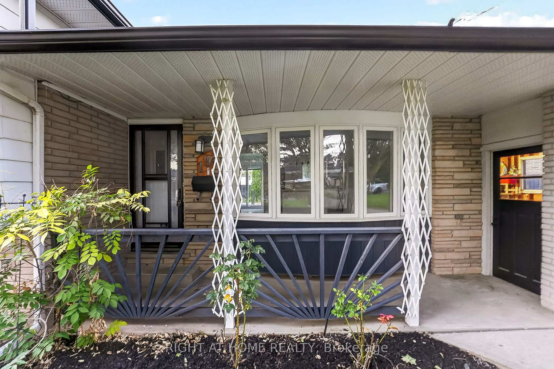 Photo 3 of 19 Brentwood Drive, St. Catharines, Carlton/Bunting — HOMEH
