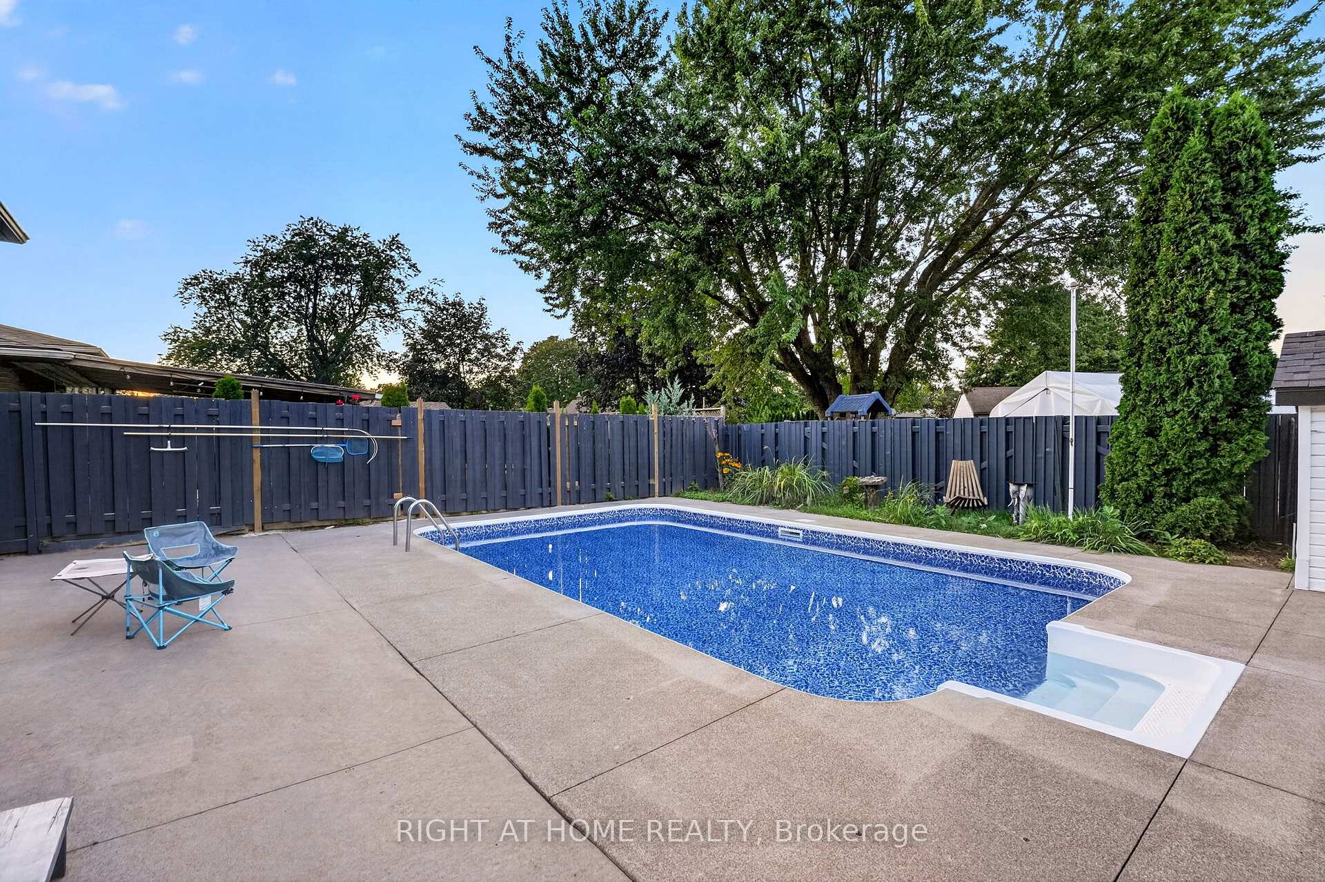 Photo 41 of 19 Brentwood Drive, St. Catharines, Carlton/Bunting — HOMEH