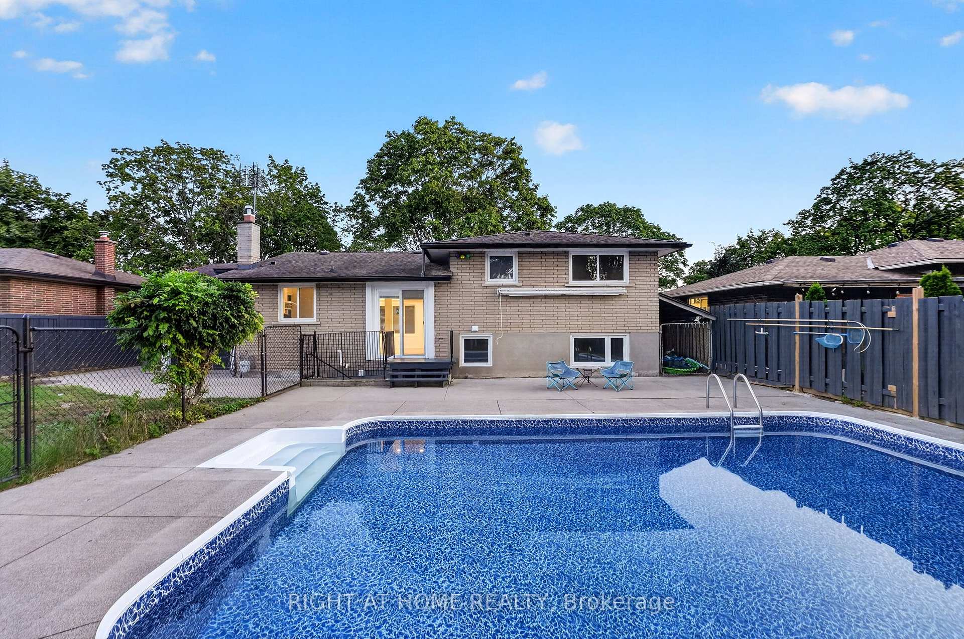 Photo 42 of 19 Brentwood Drive, St. Catharines, Carlton/Bunting — HOMEH