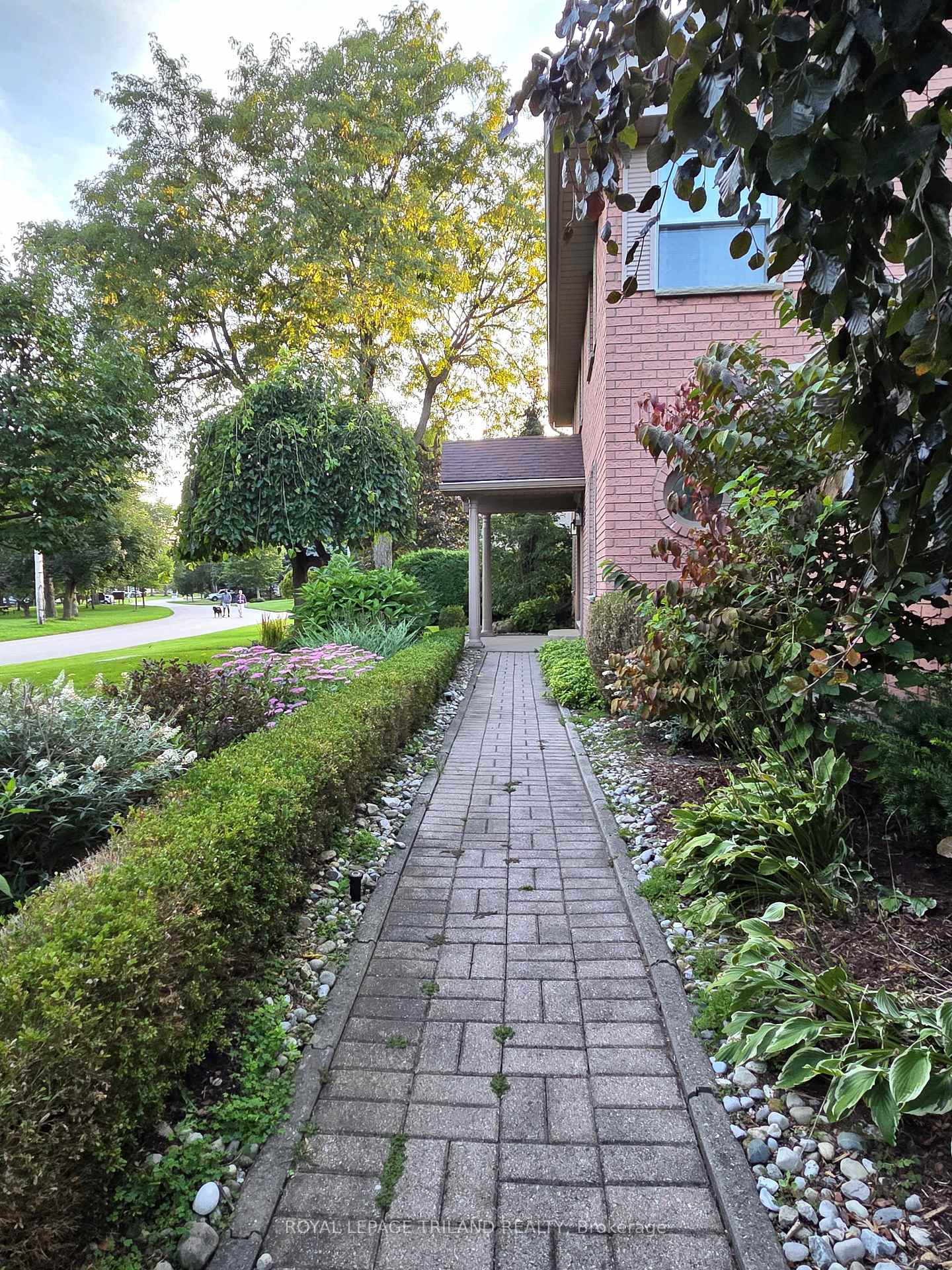 Photo 2 of 26 Northcrest Drive, London, North B — HOMEH
