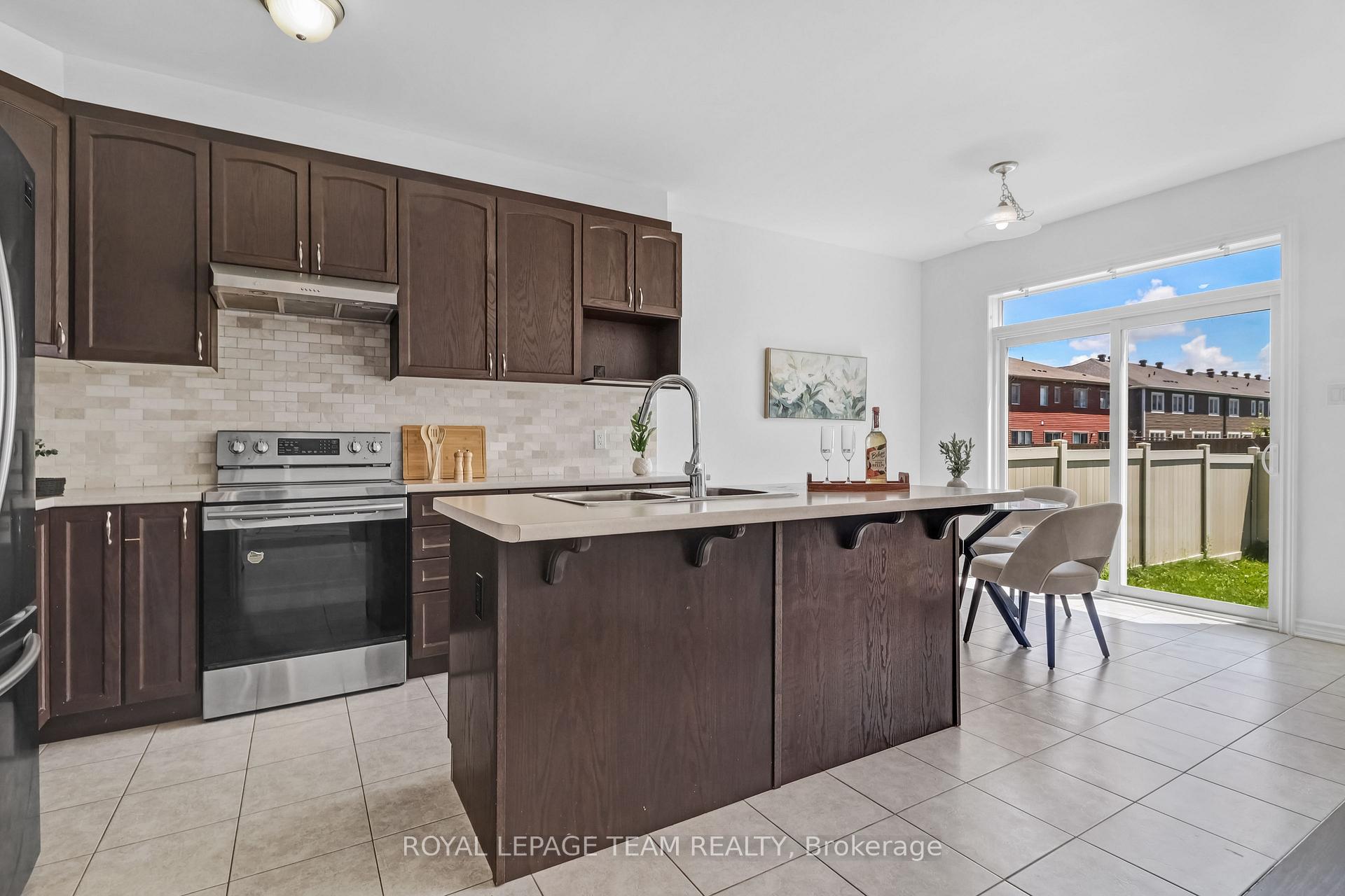 Photo 10 of 4852 Abbott Street E, Ottawa, Kanata - Emerald Meadows/Trailwest — HOMEH
