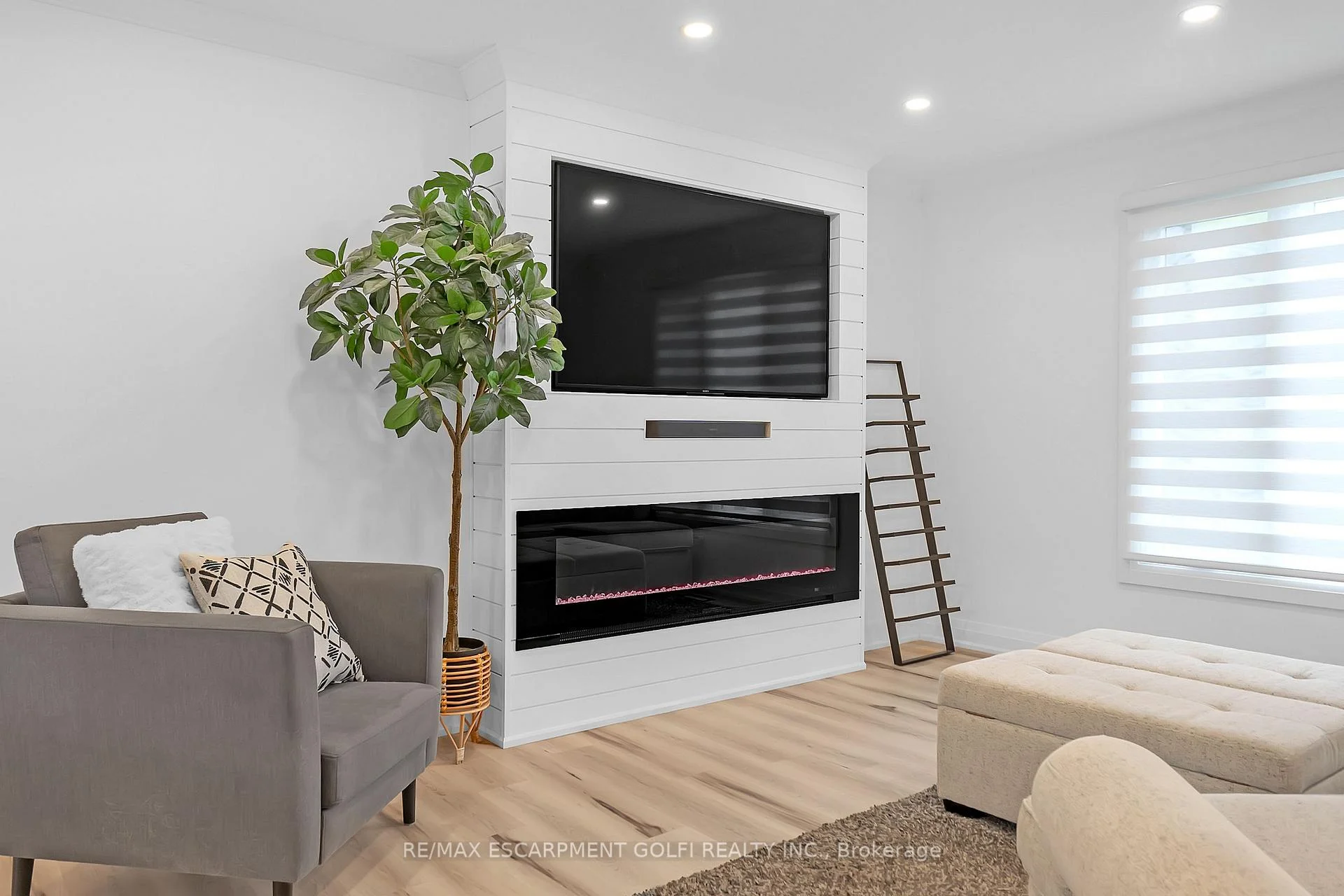 Photo 10 of 4236 Longmoor Drive, Burlington, Shoreacres — HOMEH
