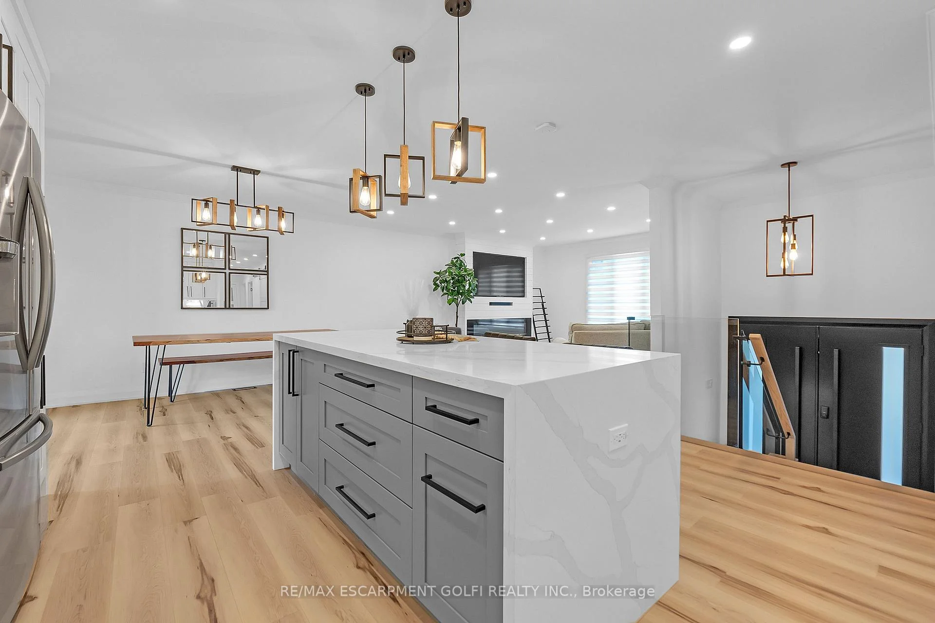 Photo 15 of 4236 Longmoor Drive, Burlington, Shoreacres — HOMEH