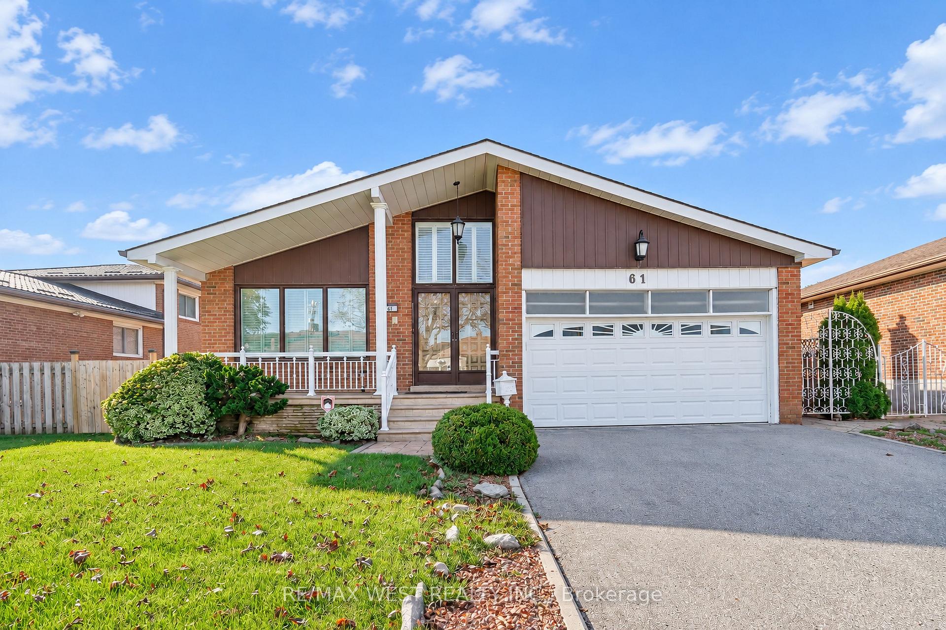 Photo 2 of 61 Bickerton Crescent, North York, Pleasant View — HOMEH