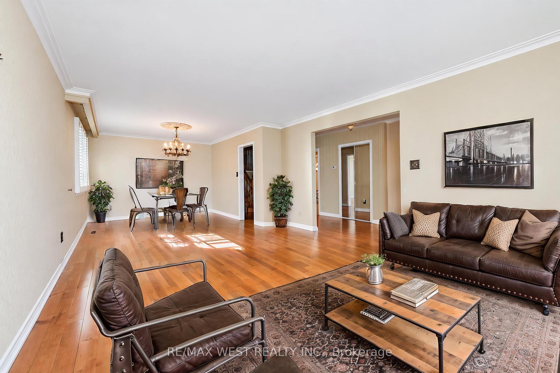 Photo 3 of 61 Bickerton Crescent, North York, Pleasant View — HOMEH