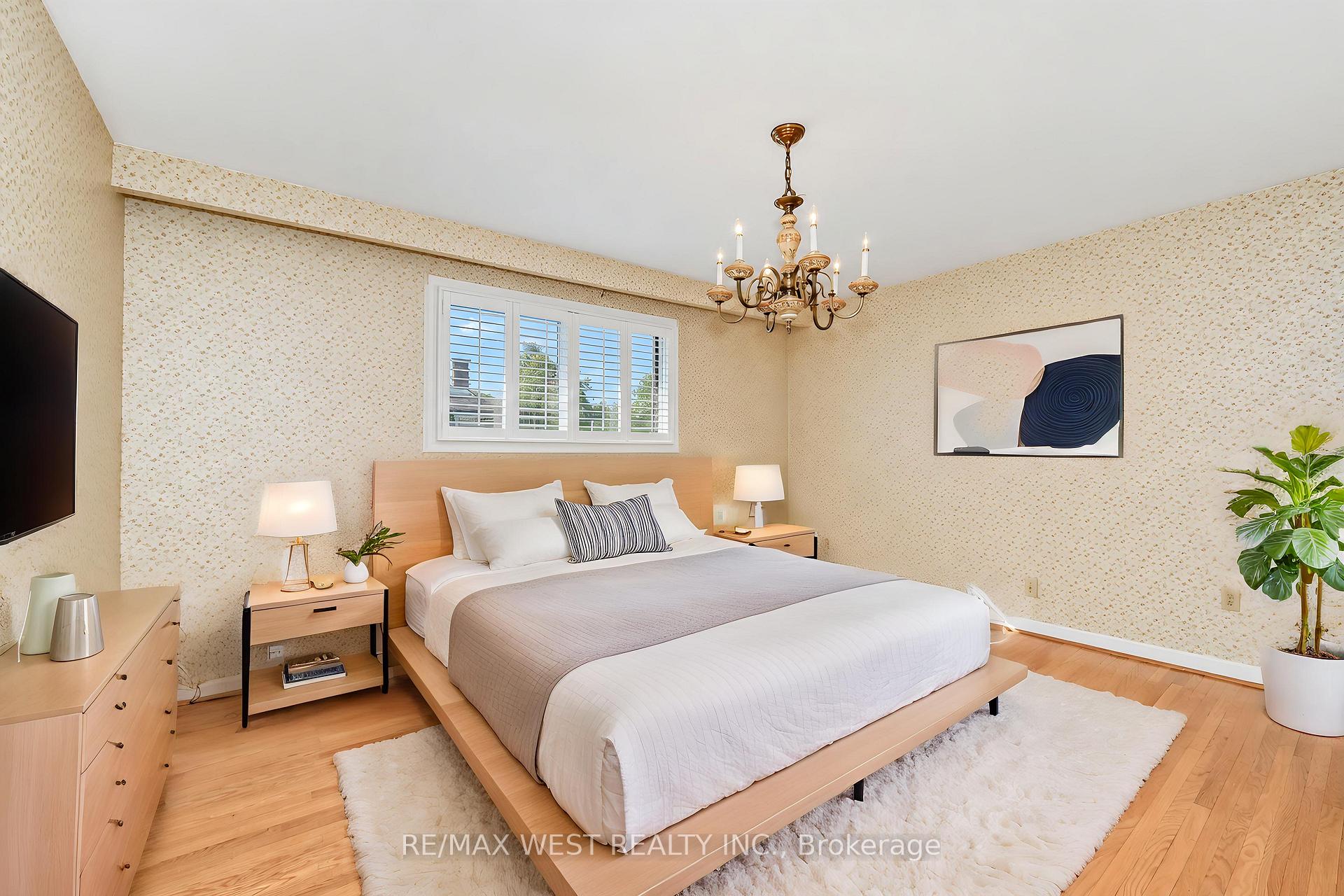 Photo 6 of 61 Bickerton Crescent, North York, Pleasant View — HOMEH