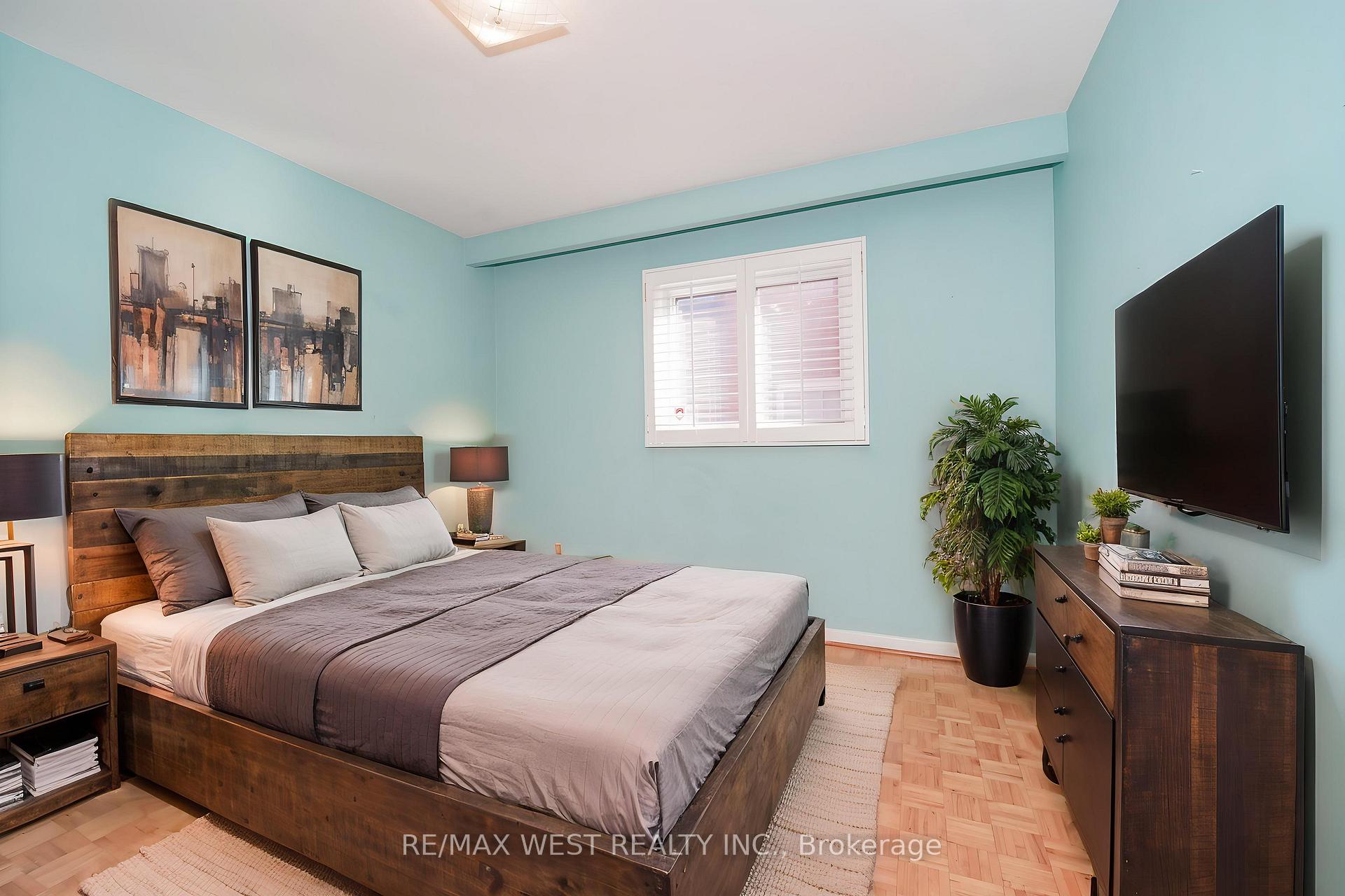 Photo 8 of 61 Bickerton Crescent, North York, Pleasant View — HOMEH