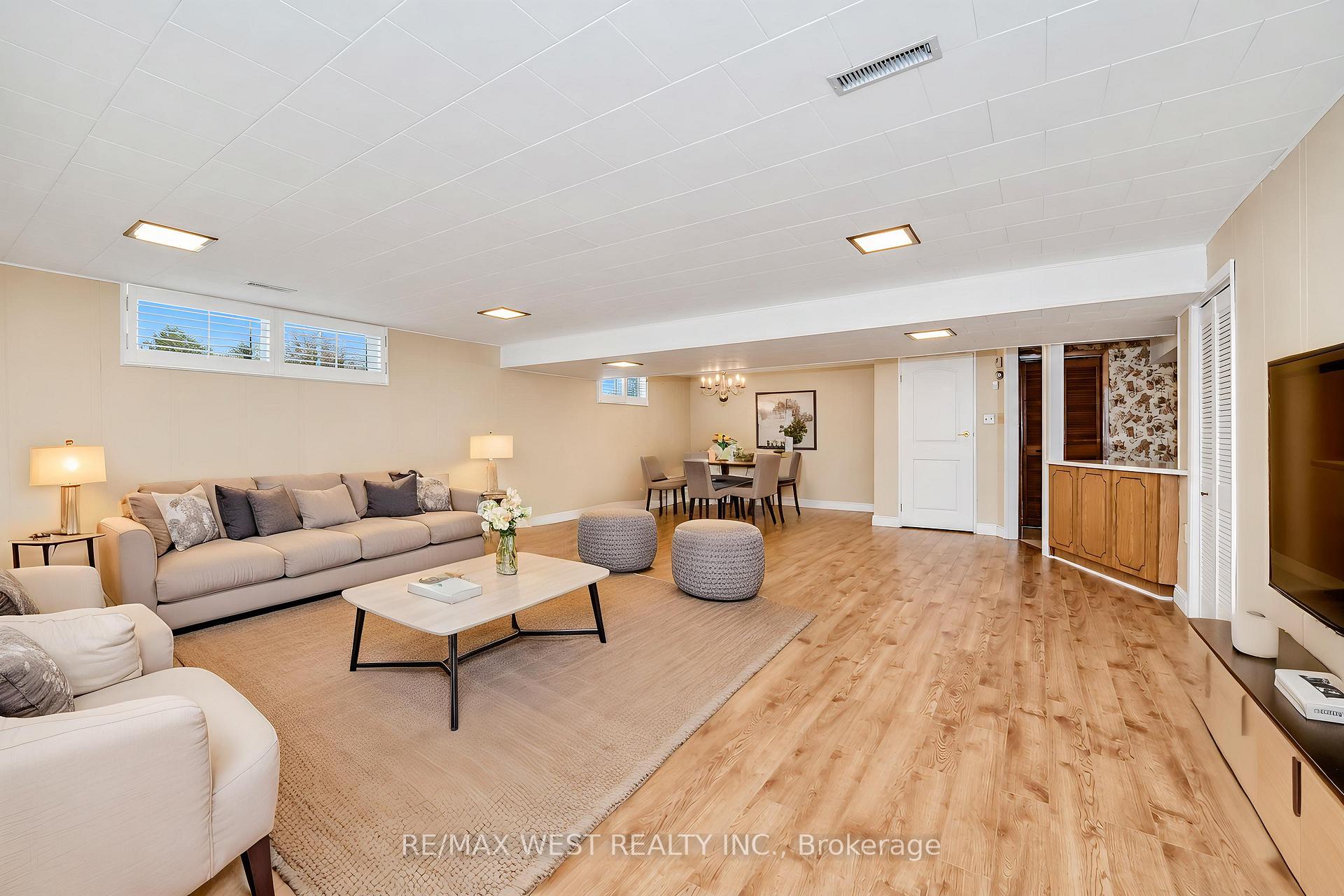 Photo 10 of 61 Bickerton Crescent, North York, Pleasant View — HOMEH
