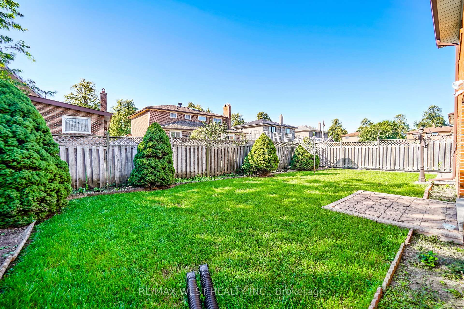 Photo 11 of 61 Bickerton Crescent, North York, Pleasant View — HOMEH