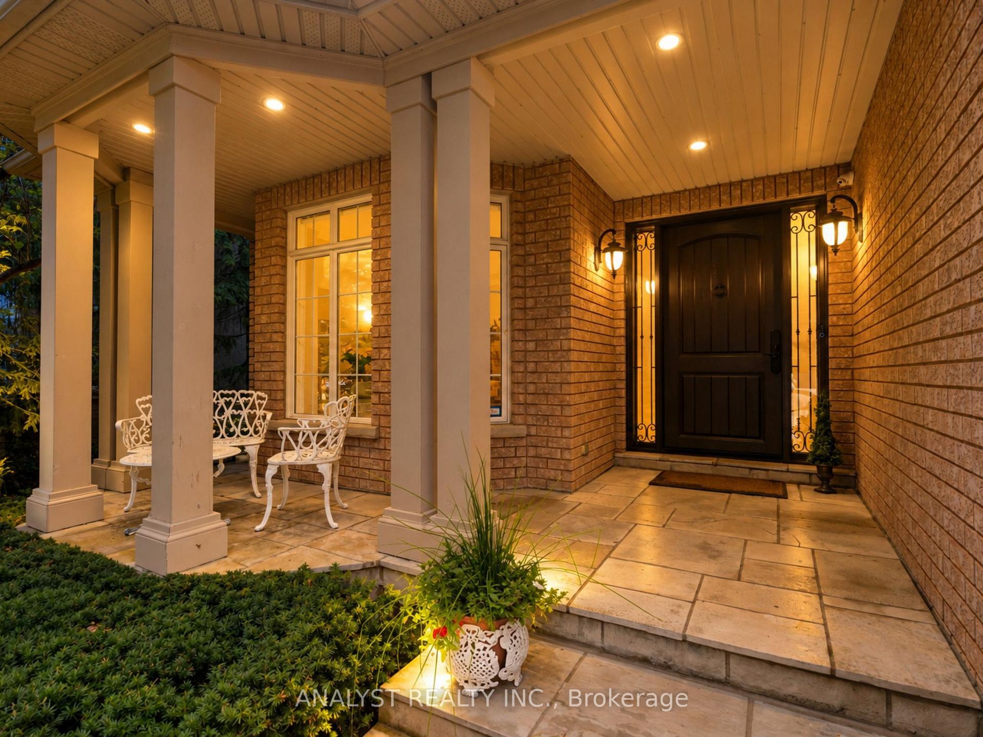 Photo 3 of 21 Capner Court, Vaughan, Kleinburg — HOMEH