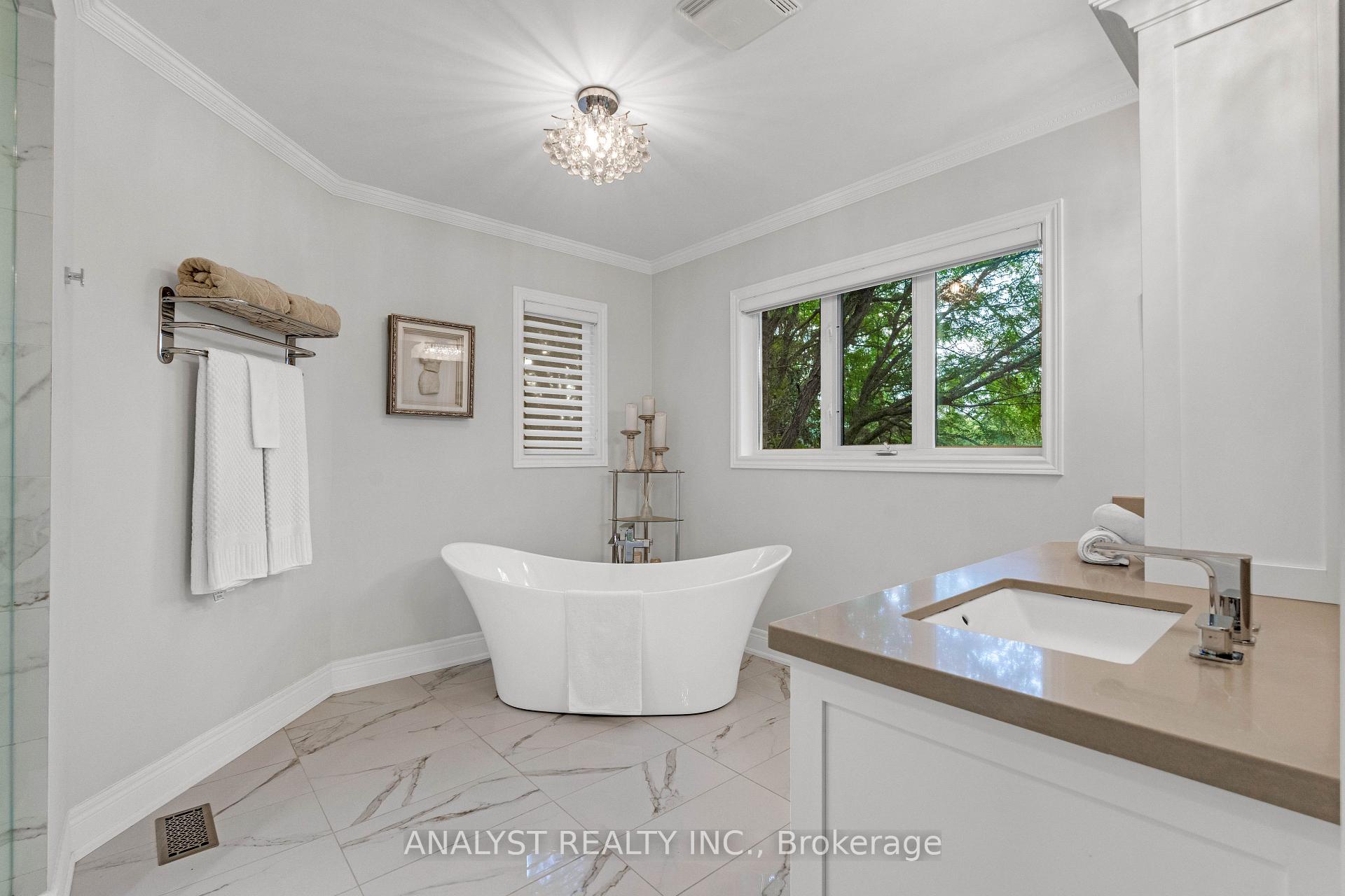 Photo 23 of 21 Capner Court, Vaughan, Kleinburg — HOMEH