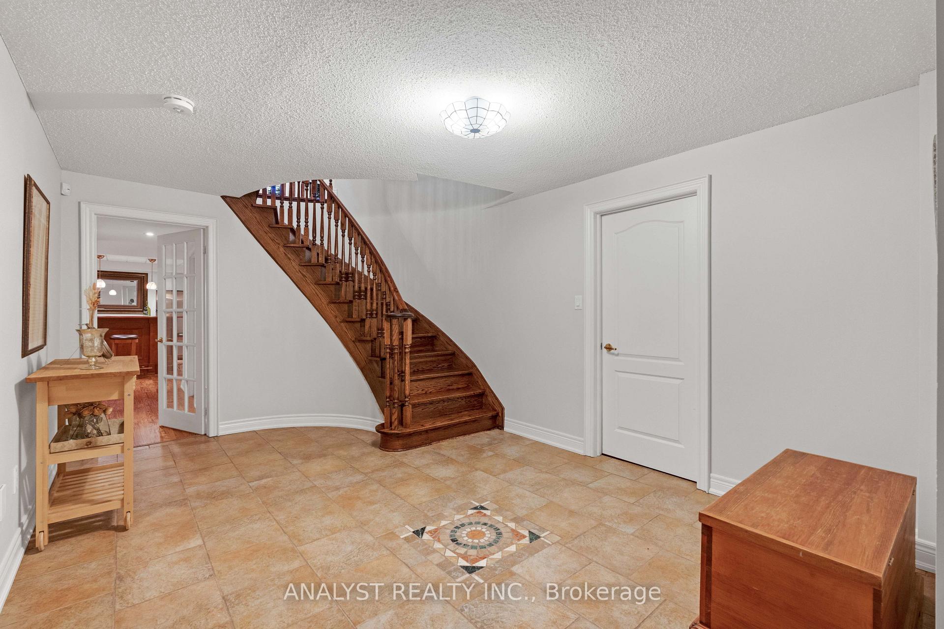 Photo 32 of 21 Capner Court, Vaughan, Kleinburg — HOMEH