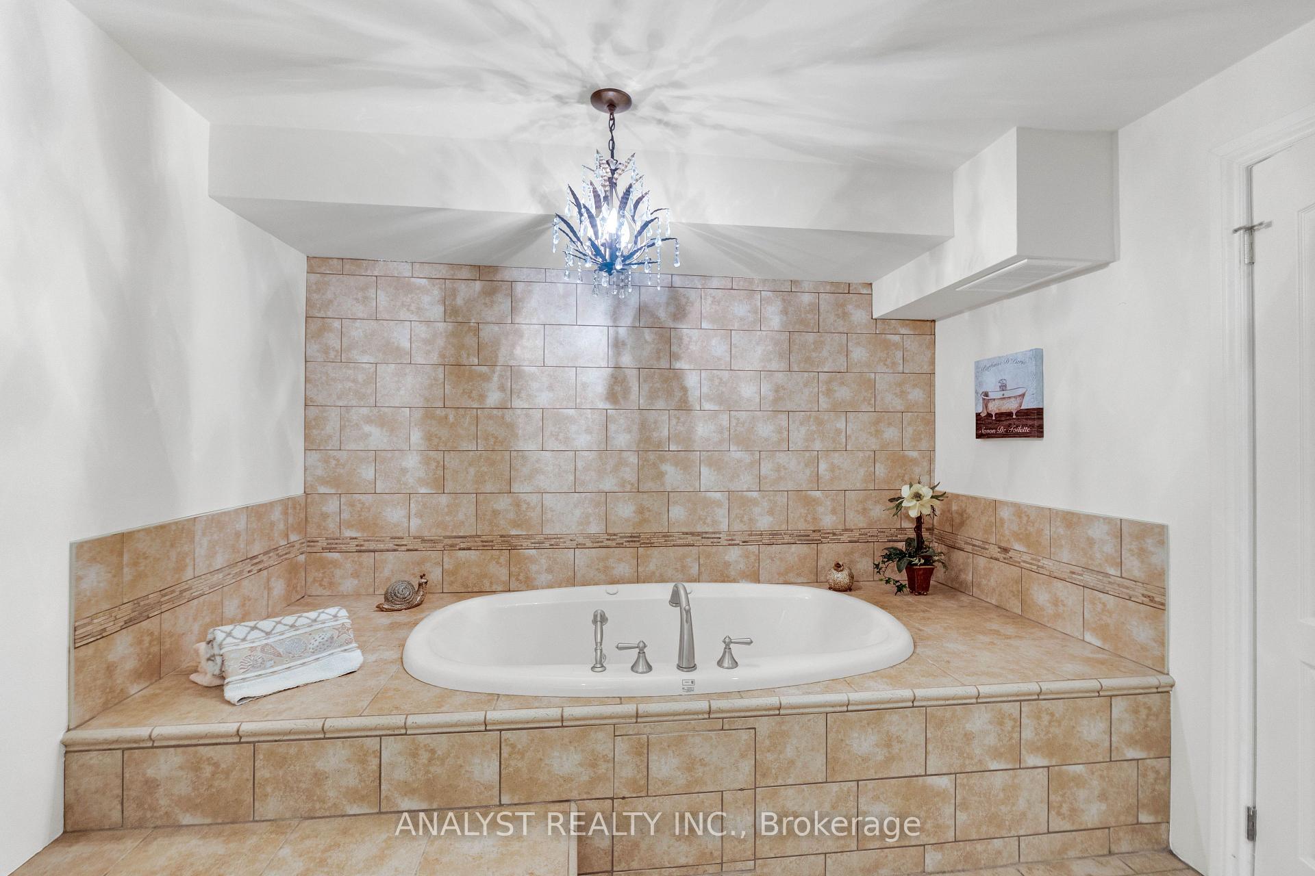 Photo 37 of 21 Capner Court, Vaughan, Kleinburg — HOMEH