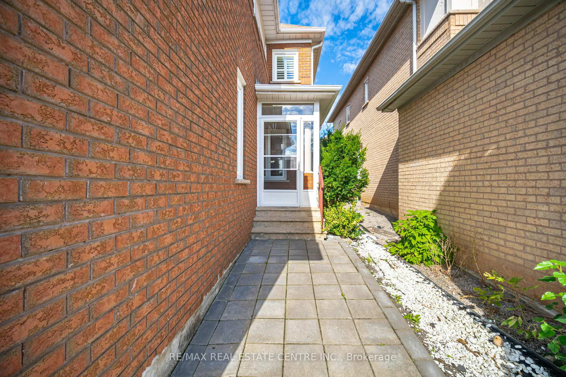 Photo 5 of 2485 Strathmore Crescent N, Mississauga, Central Erin Mills — HOMEH