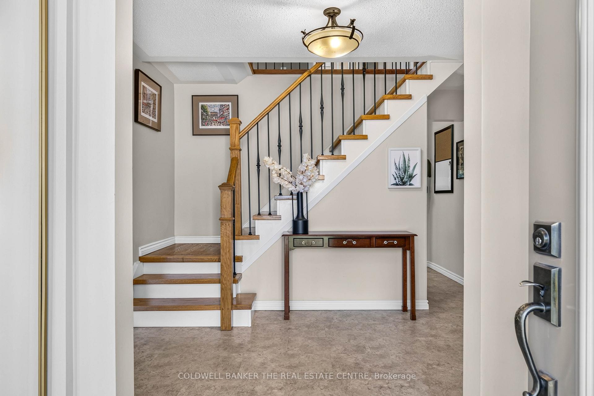 Photo 3 of 893 Arnold Crescent, Newmarket, Gorham-College Manor — HOMEH