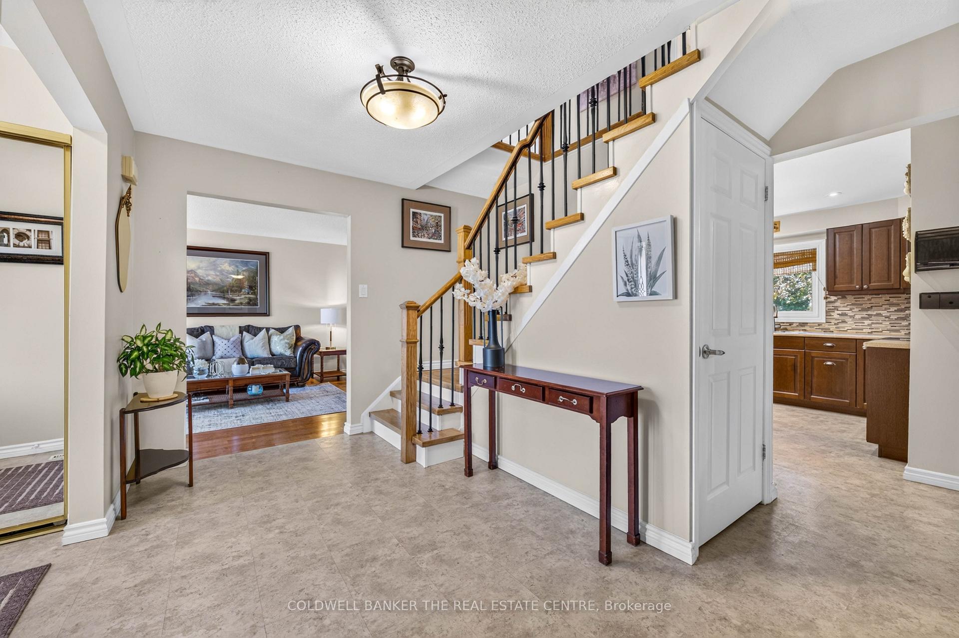 Photo 5 of 893 Arnold Crescent, Newmarket, Gorham-College Manor — HOMEH