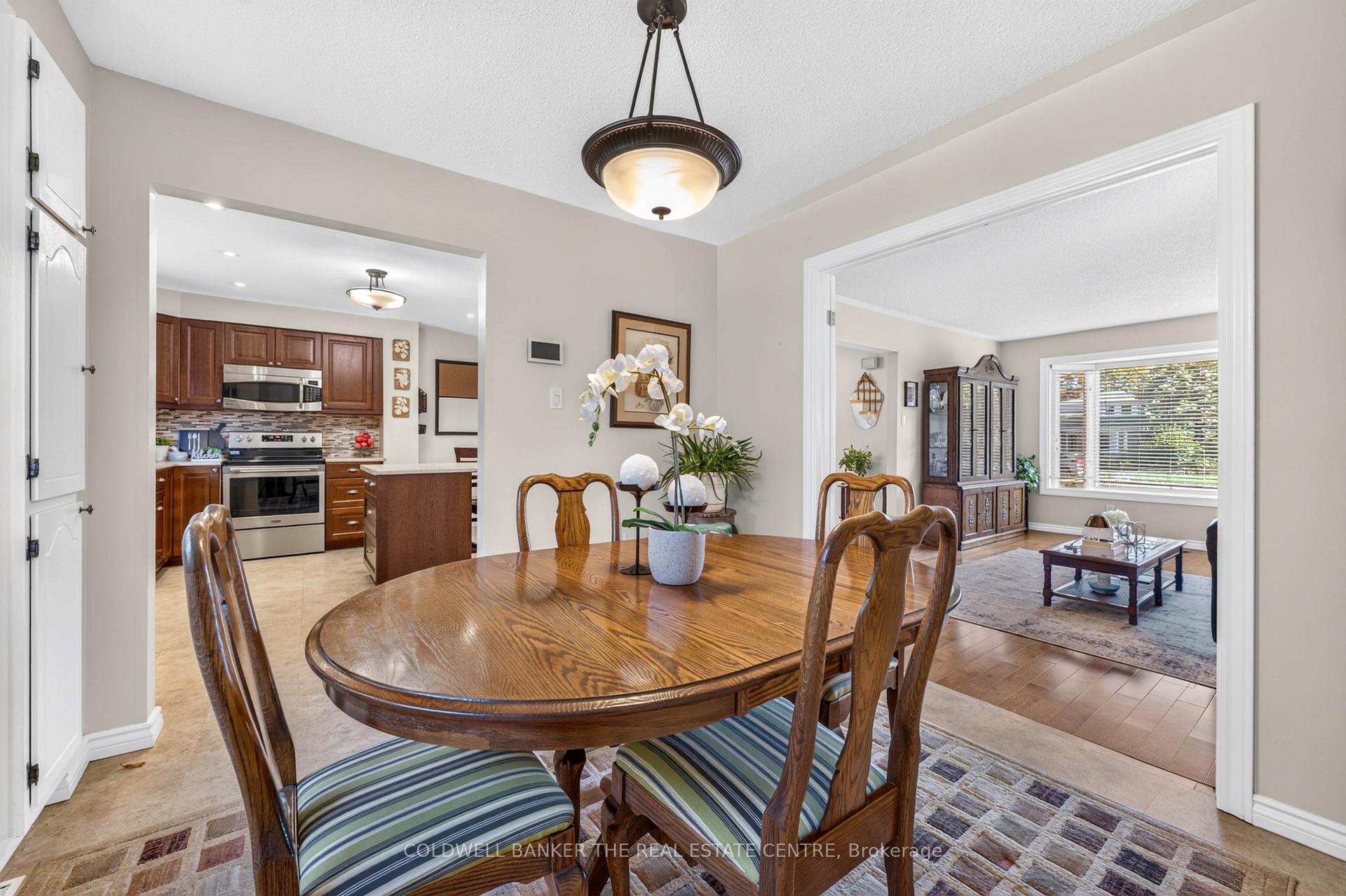 Photo 8 of 893 Arnold Crescent, Newmarket, Gorham-College Manor — HOMEH
