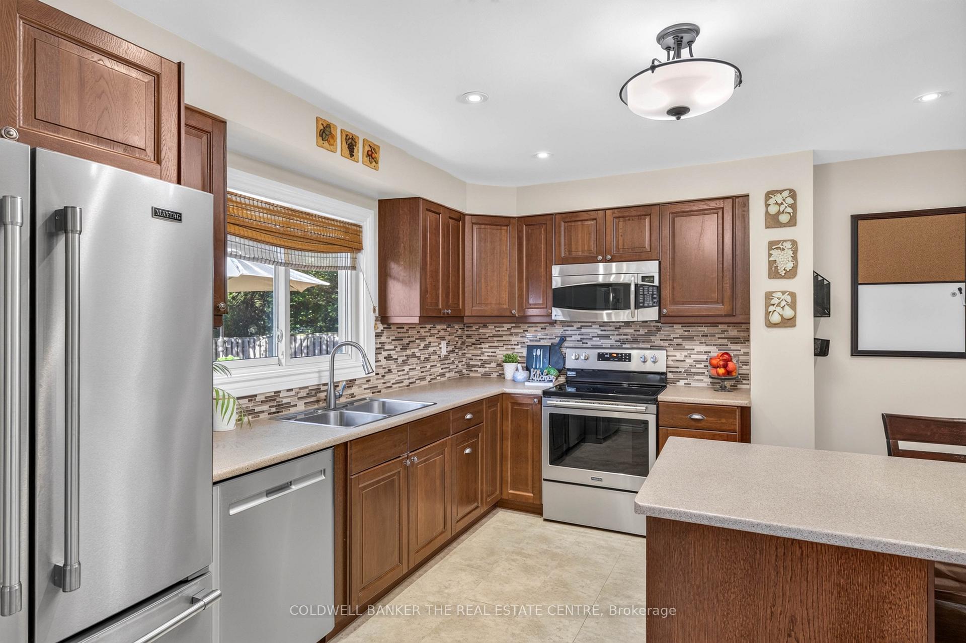 Photo 9 of 893 Arnold Crescent, Newmarket, Gorham-College Manor — HOMEH