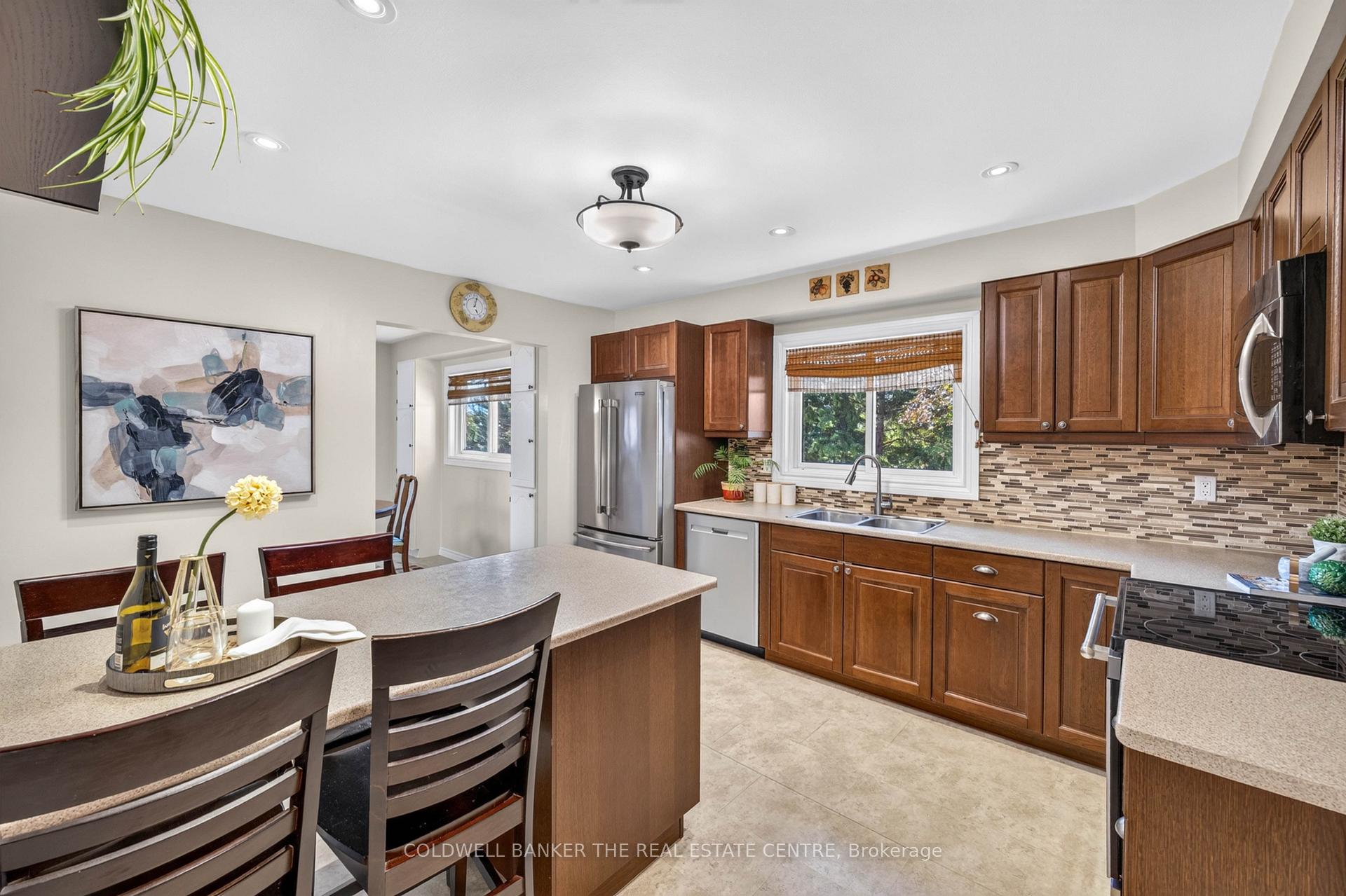 Photo 10 of 893 Arnold Crescent, Newmarket, Gorham-College Manor — HOMEH