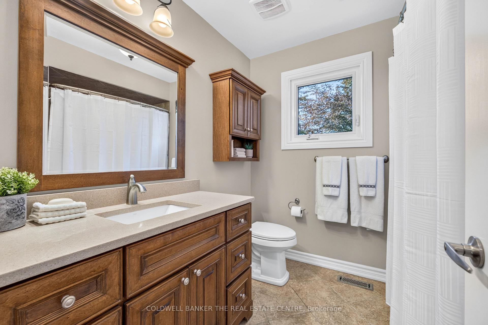 Photo 19 of 893 Arnold Crescent, Newmarket, Gorham-College Manor — HOMEH