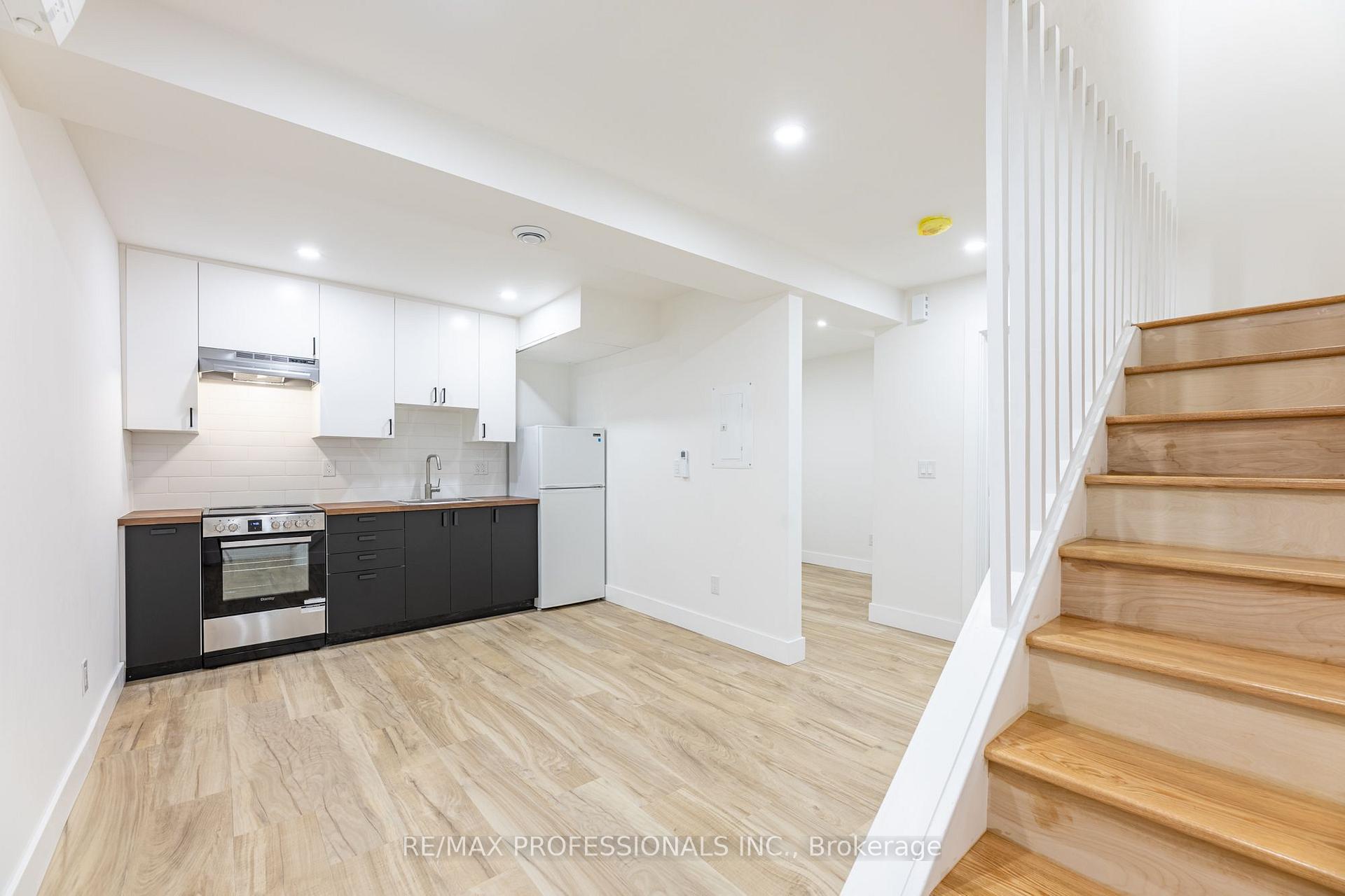 Photo 2 of Unit D, 130 Jane Street, Toronto, Lambton Baby Point — HOMEH