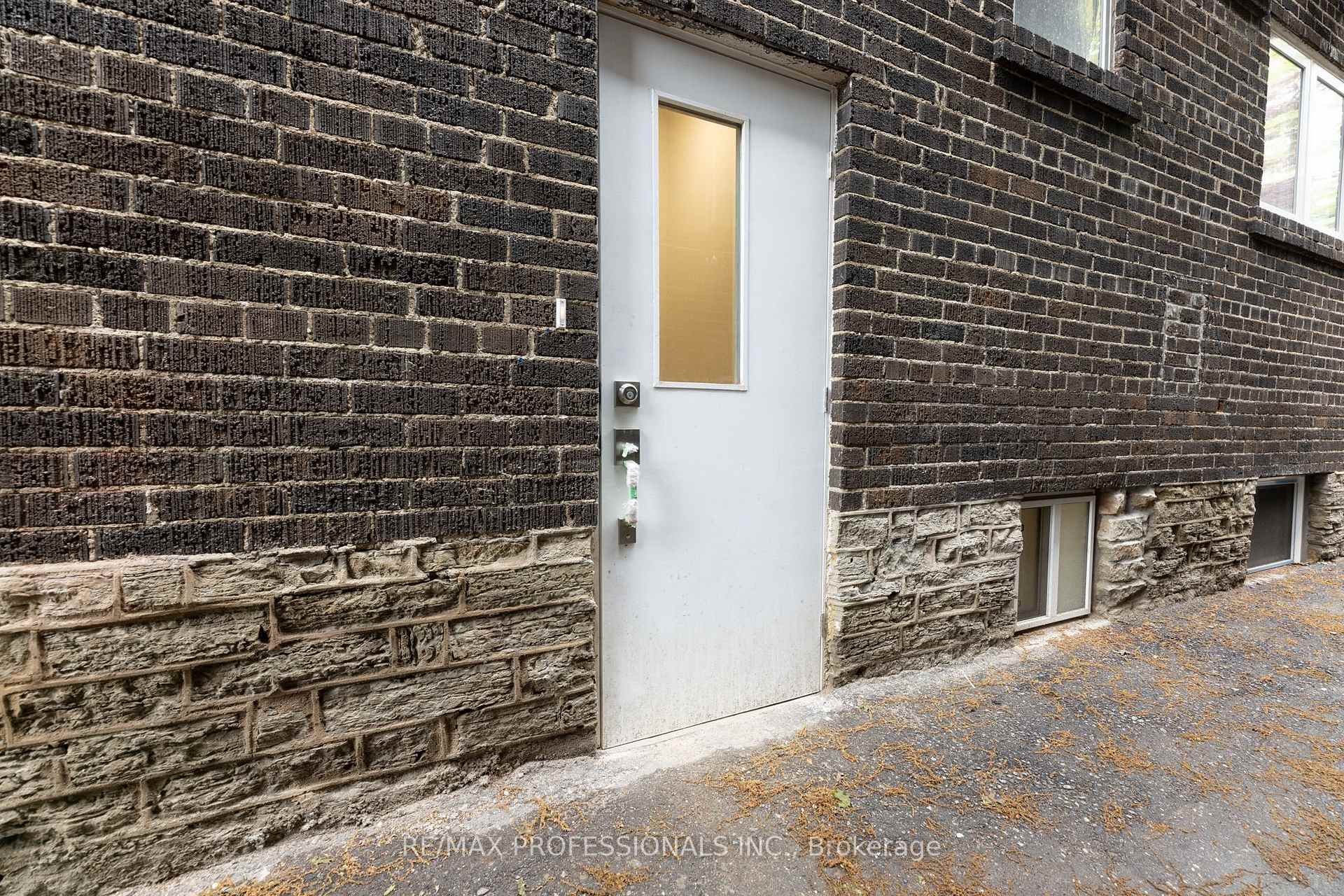 Photo 3 of Unit D, 130 Jane Street, Toronto, Lambton Baby Point — HOMEH
