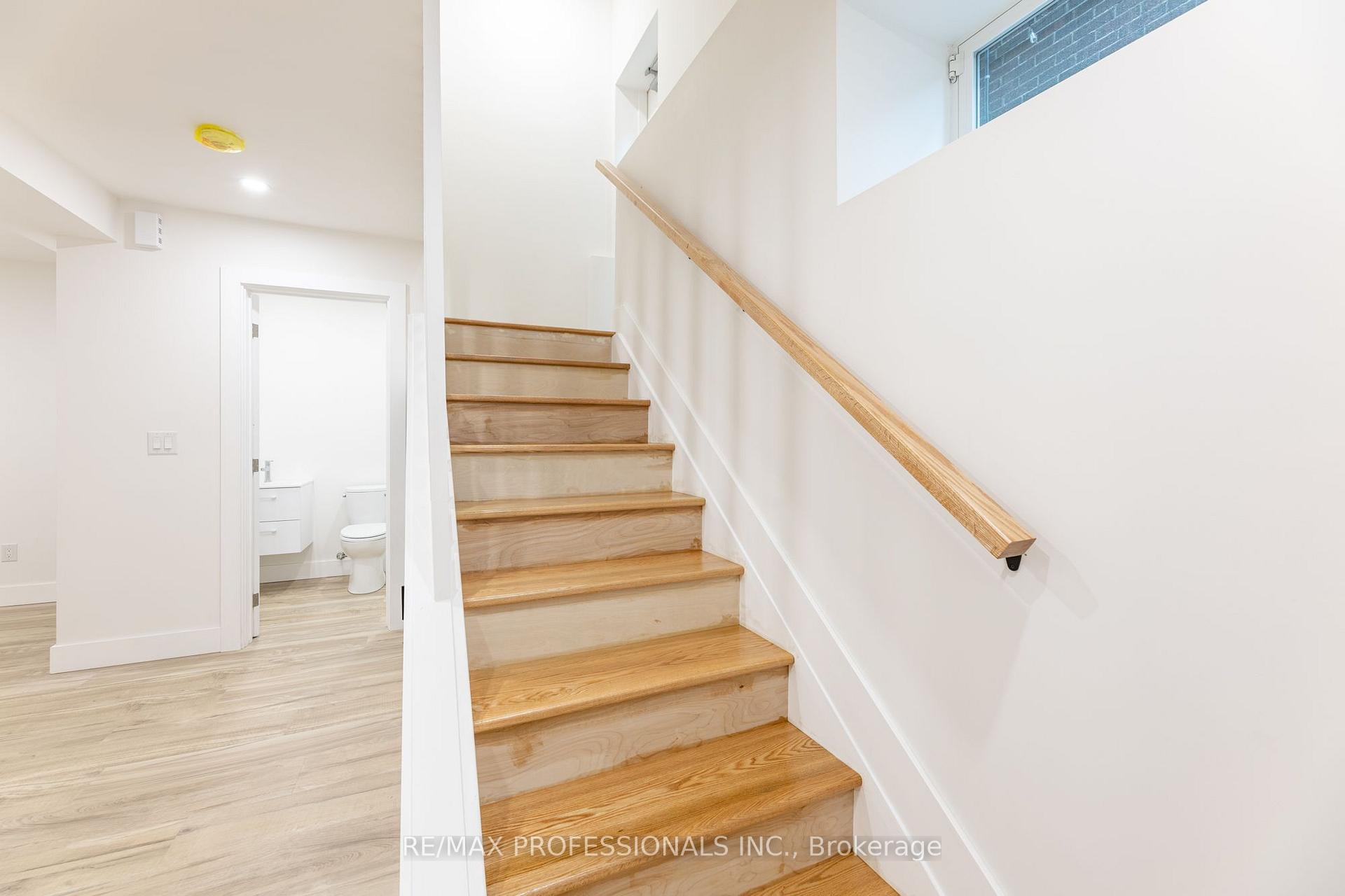 Photo 4 of Unit D, 130 Jane Street, Toronto, Lambton Baby Point — HOMEH
