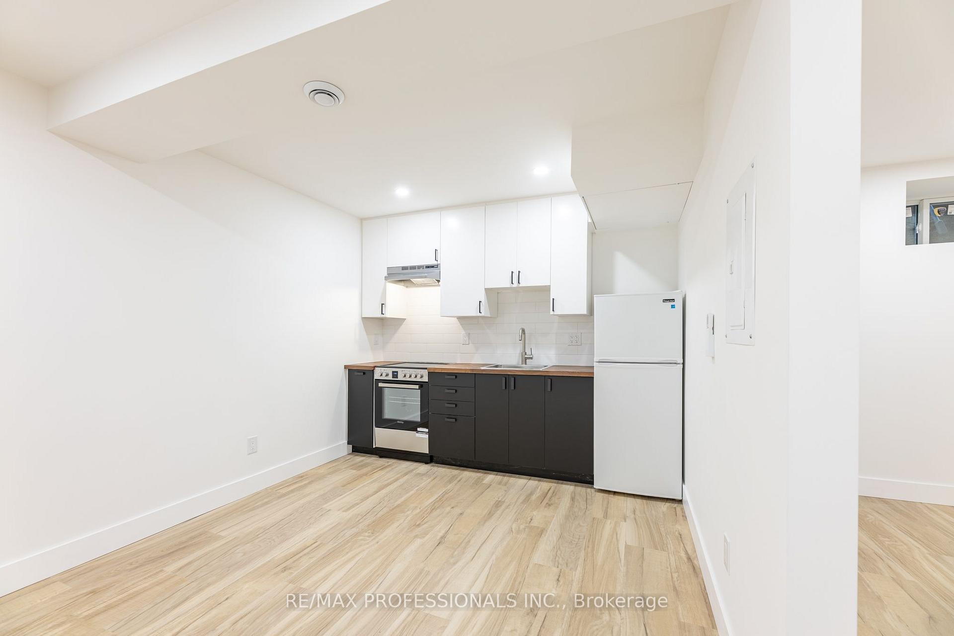 Photo 5 of Unit D, 130 Jane Street, Toronto, Lambton Baby Point — HOMEH