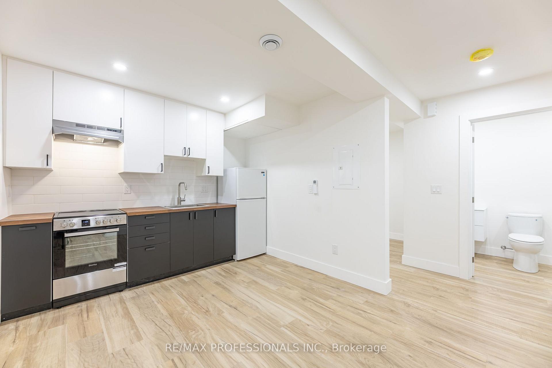 Photo 6 of Unit D, 130 Jane Street, Toronto, Lambton Baby Point — HOMEH