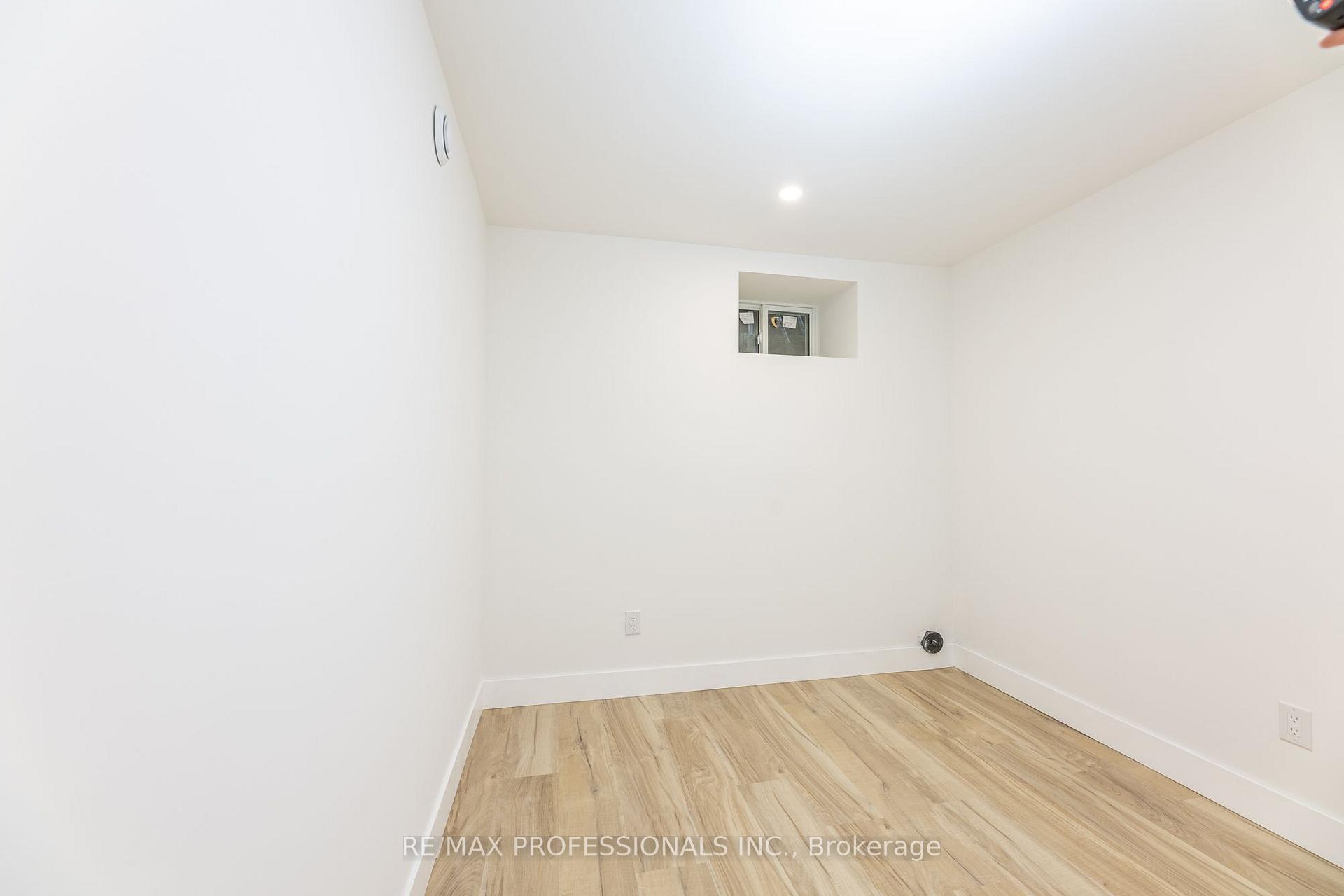 Photo 8 of Unit D, 130 Jane Street, Toronto, Lambton Baby Point — HOMEH