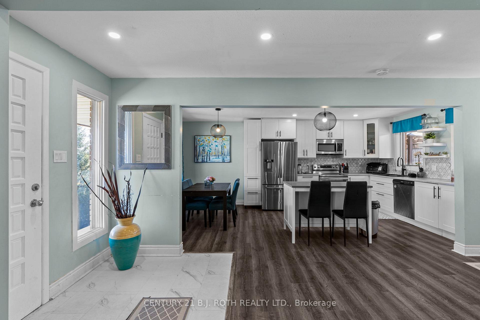 Photo 3 of 823 Essa Road, Barrie, Holly — HOMEH