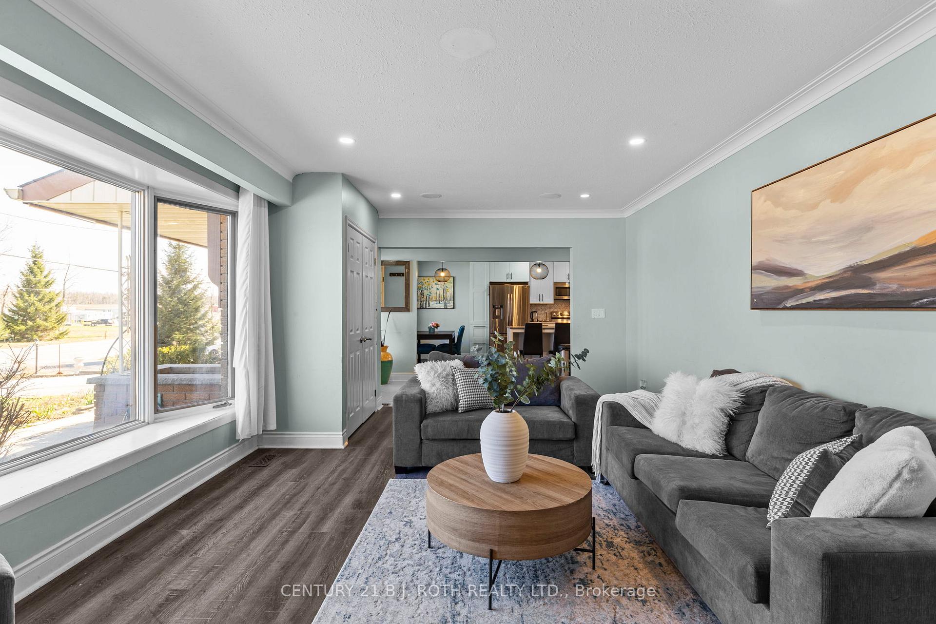 Photo 10 of 823 Essa Road, Barrie, Holly — HOMEH