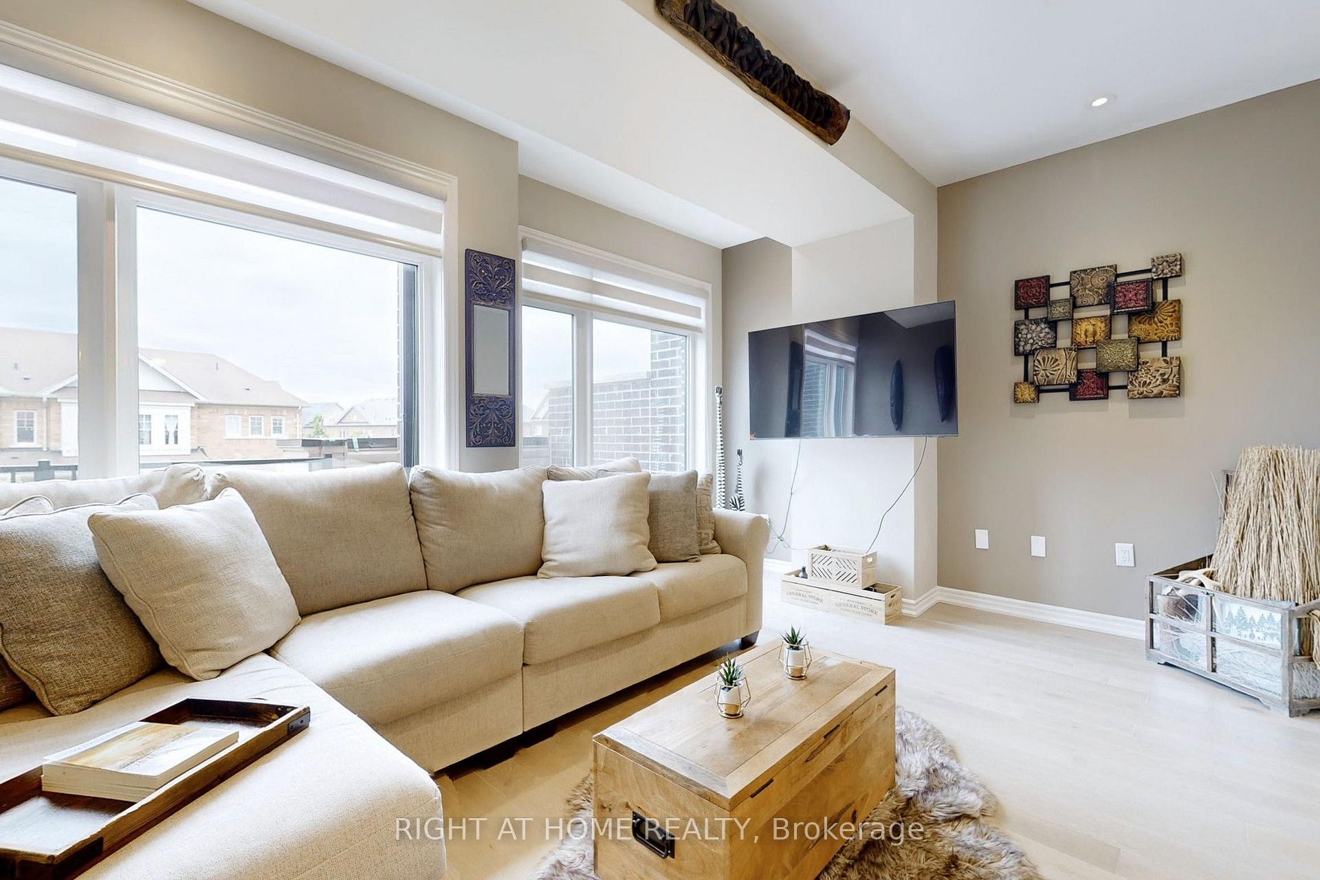 Photo 3 of 279 Moody Drive, Vaughan, Kleinburg — HOMEH
