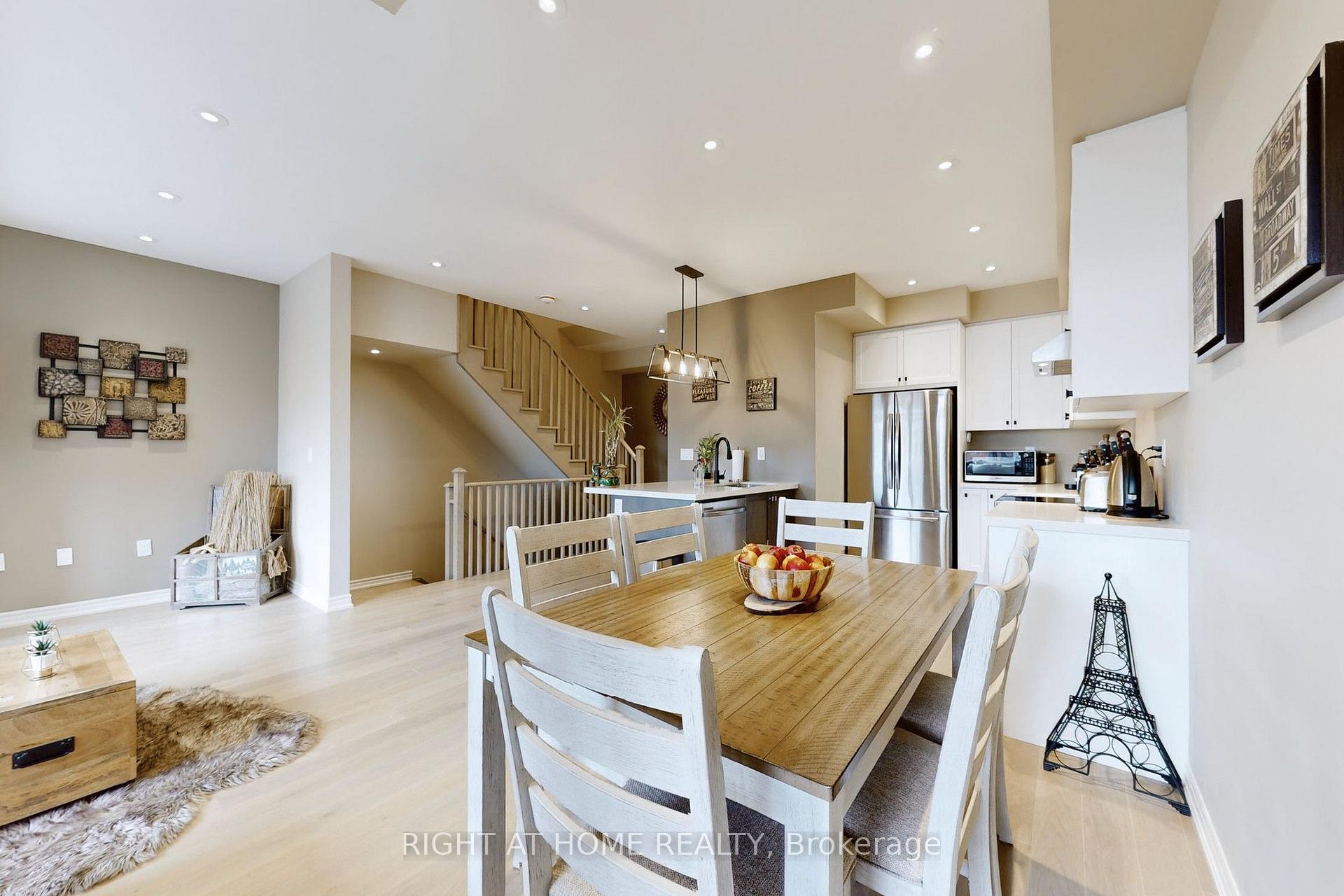 Photo 4 of 279 Moody Drive, Vaughan, Kleinburg — HOMEH
