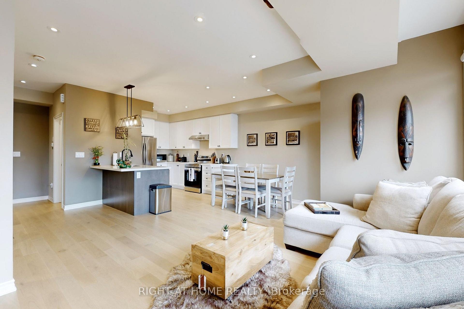 Photo 5 of 279 Moody Drive, Vaughan, Kleinburg — HOMEH
