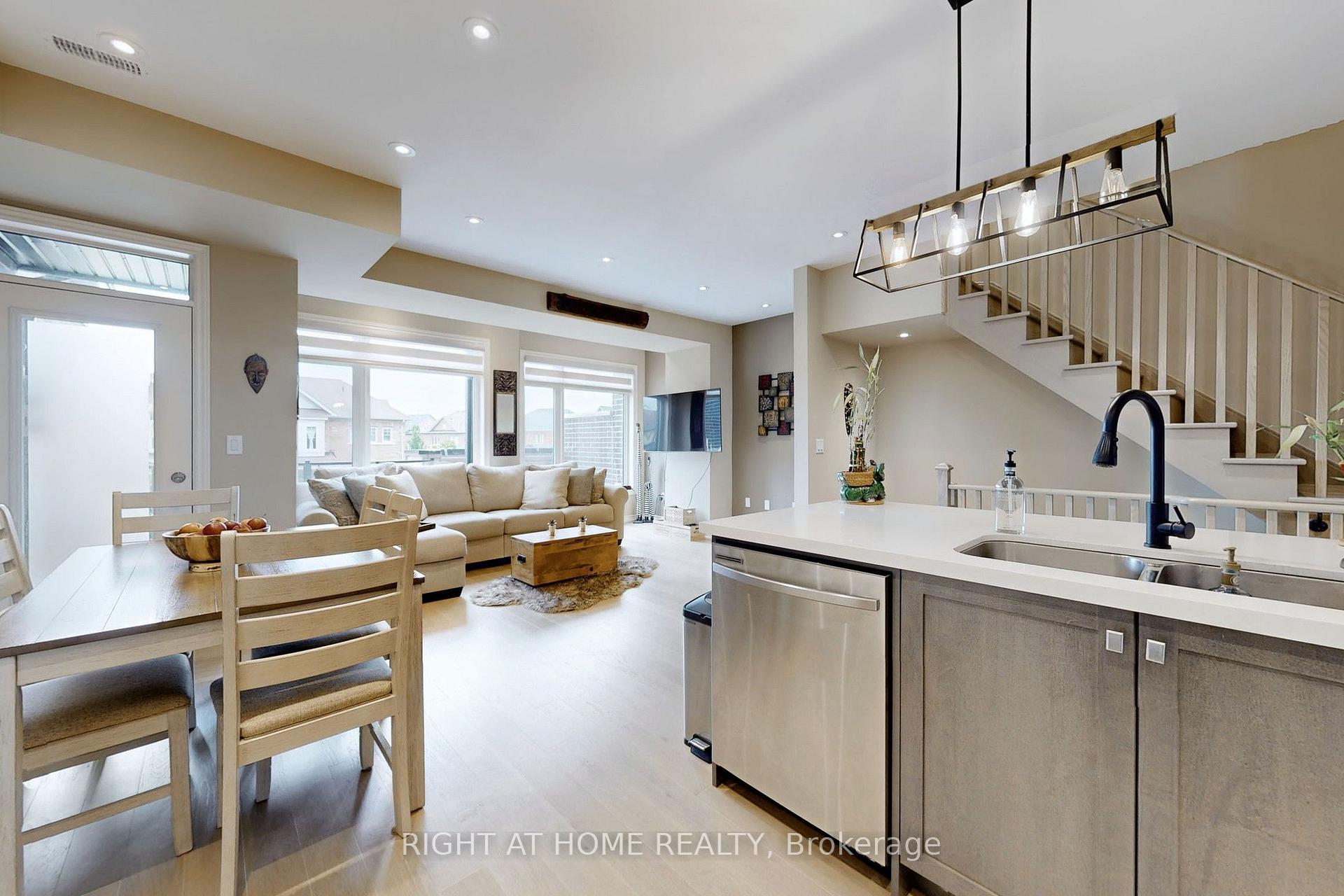 Photo 8 of 279 Moody Drive, Vaughan, Kleinburg — HOMEH