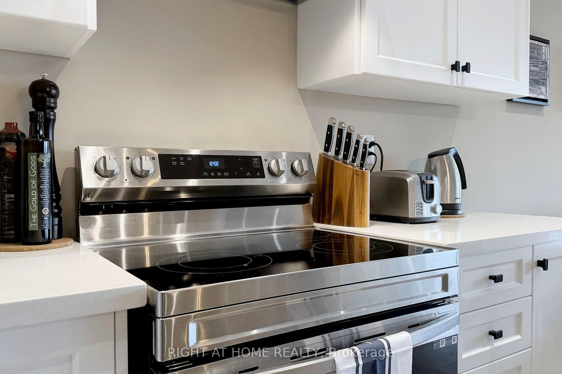 Photo 10 of 279 Moody Drive, Vaughan, Kleinburg — HOMEH