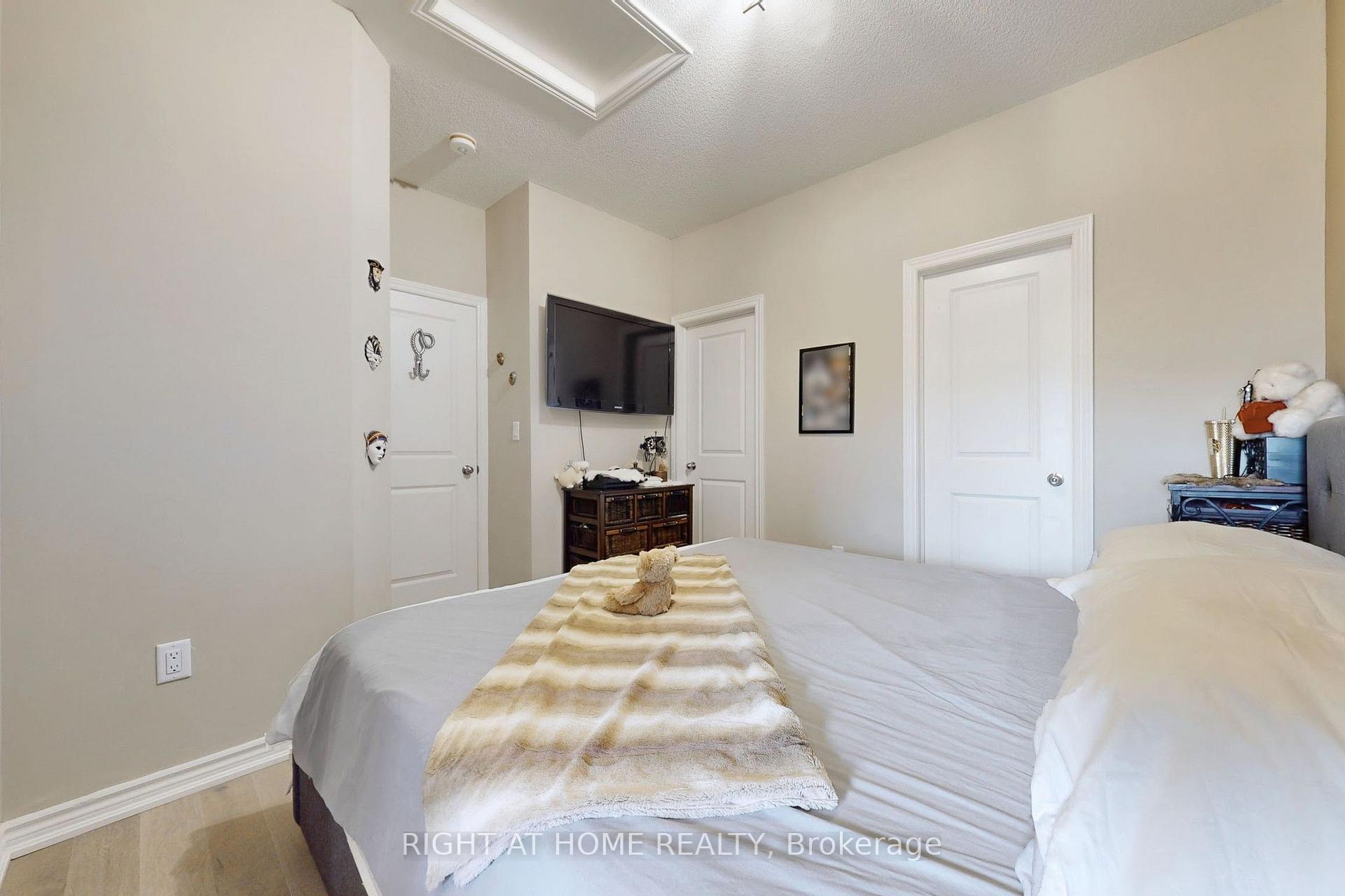 Photo 16 of 279 Moody Drive, Vaughan, Kleinburg — HOMEH