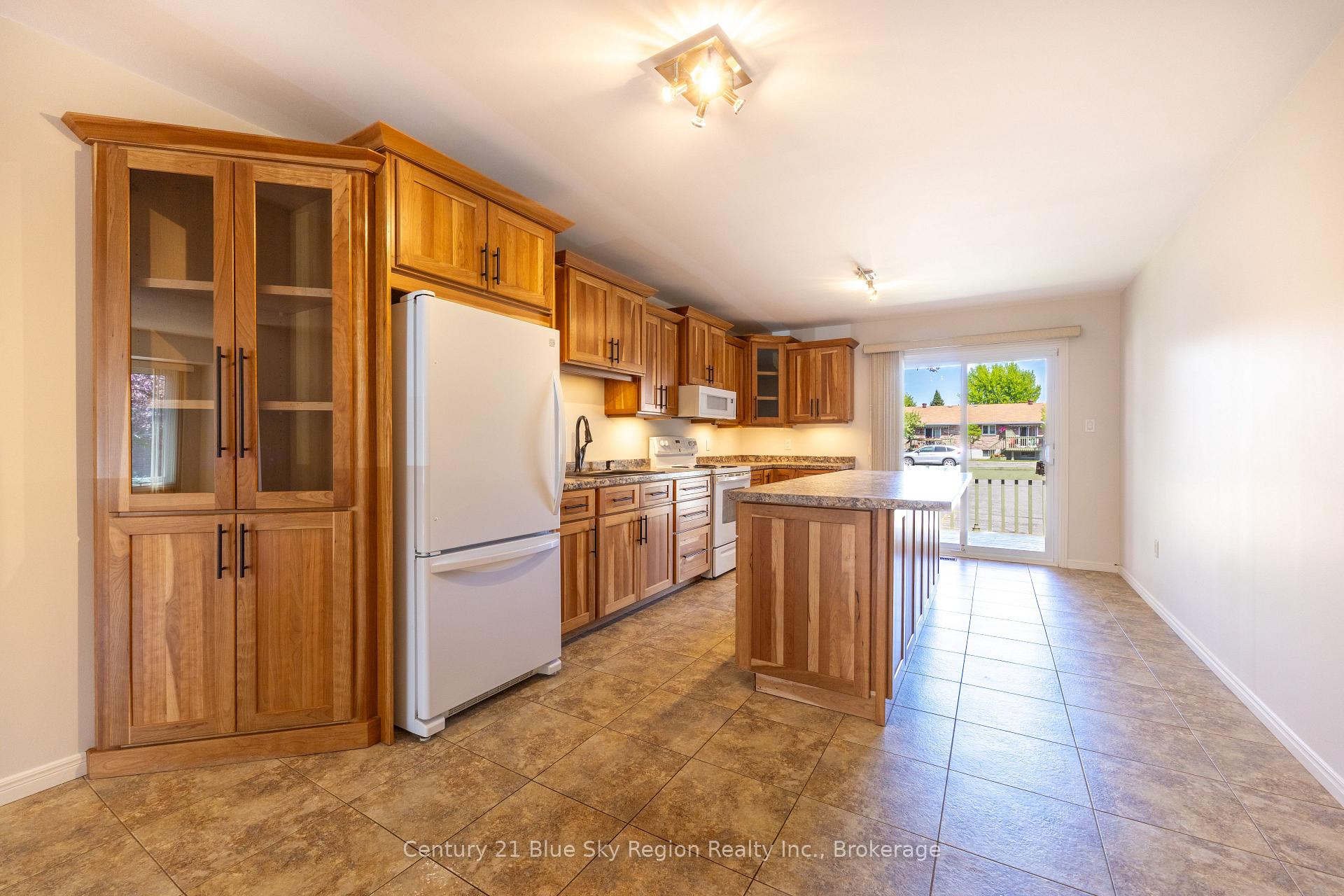 Photo 10 of 624 Lakeshore Drive, North Bay, Ferris — HOMEH