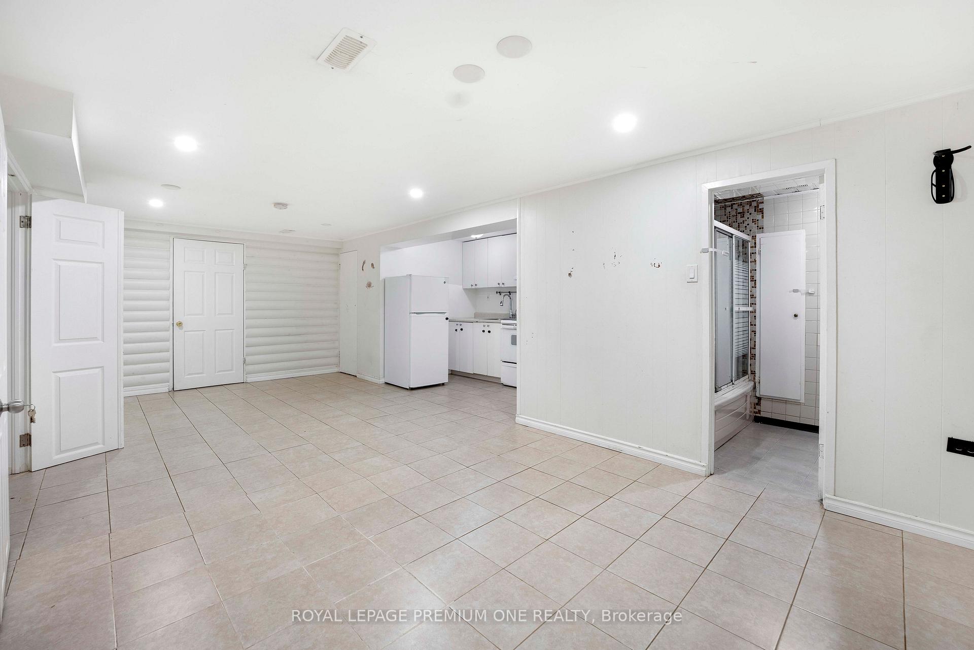 Photo 4 of Unit LOWER LEVEL, 139 Mckee Avenue, North York, Willowdale East — HOMEH