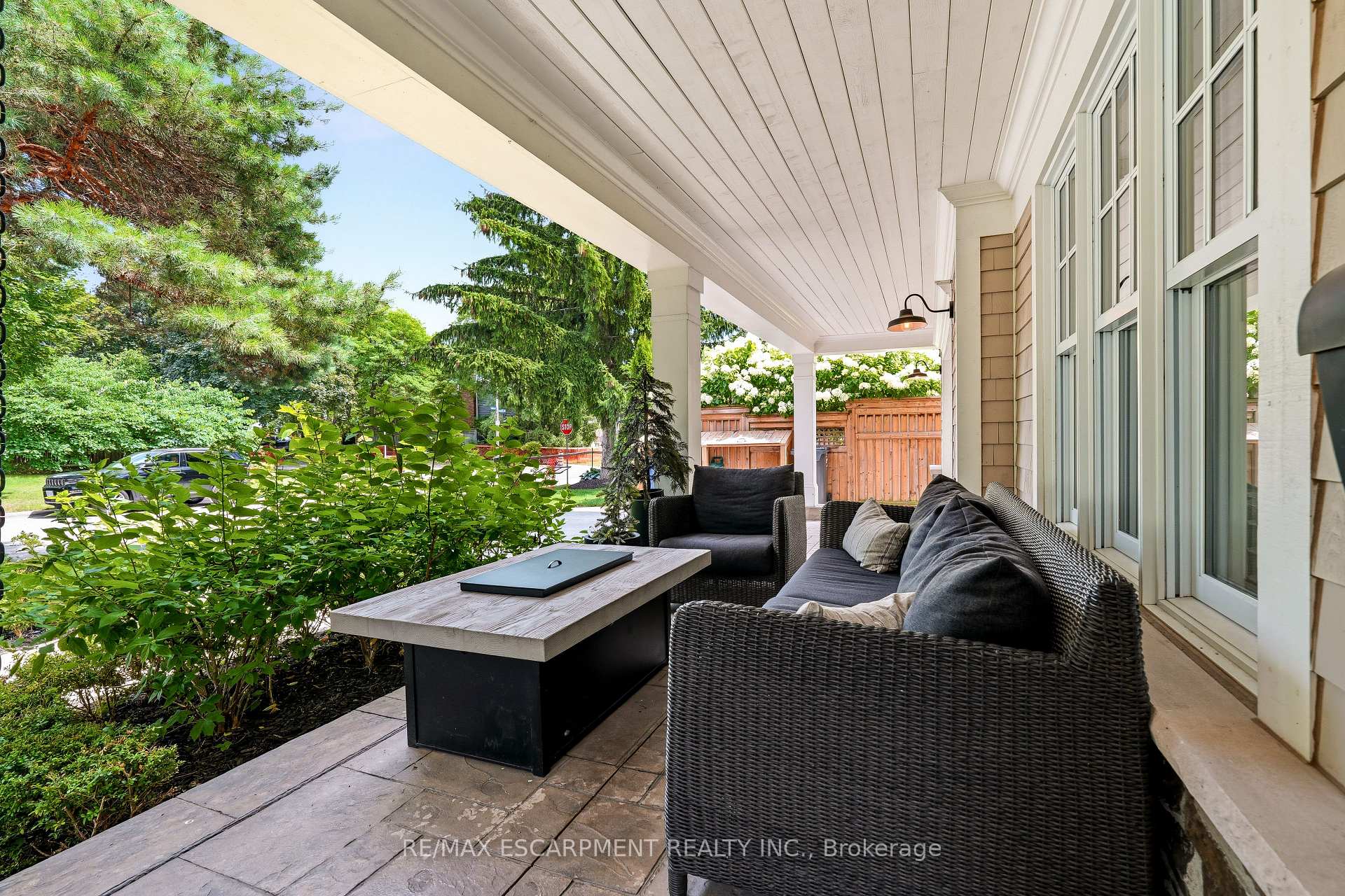Photo 4 of 330 Camelot Court, Burlington, Shoreacres — HOMEH