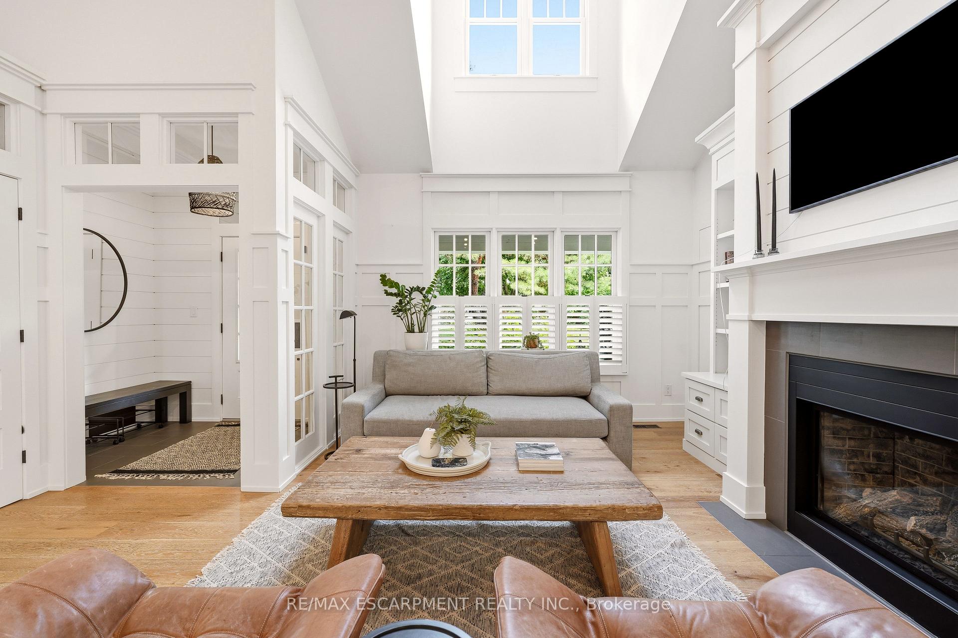 Photo 8 of 330 Camelot Court, Burlington, Shoreacres — HOMEH
