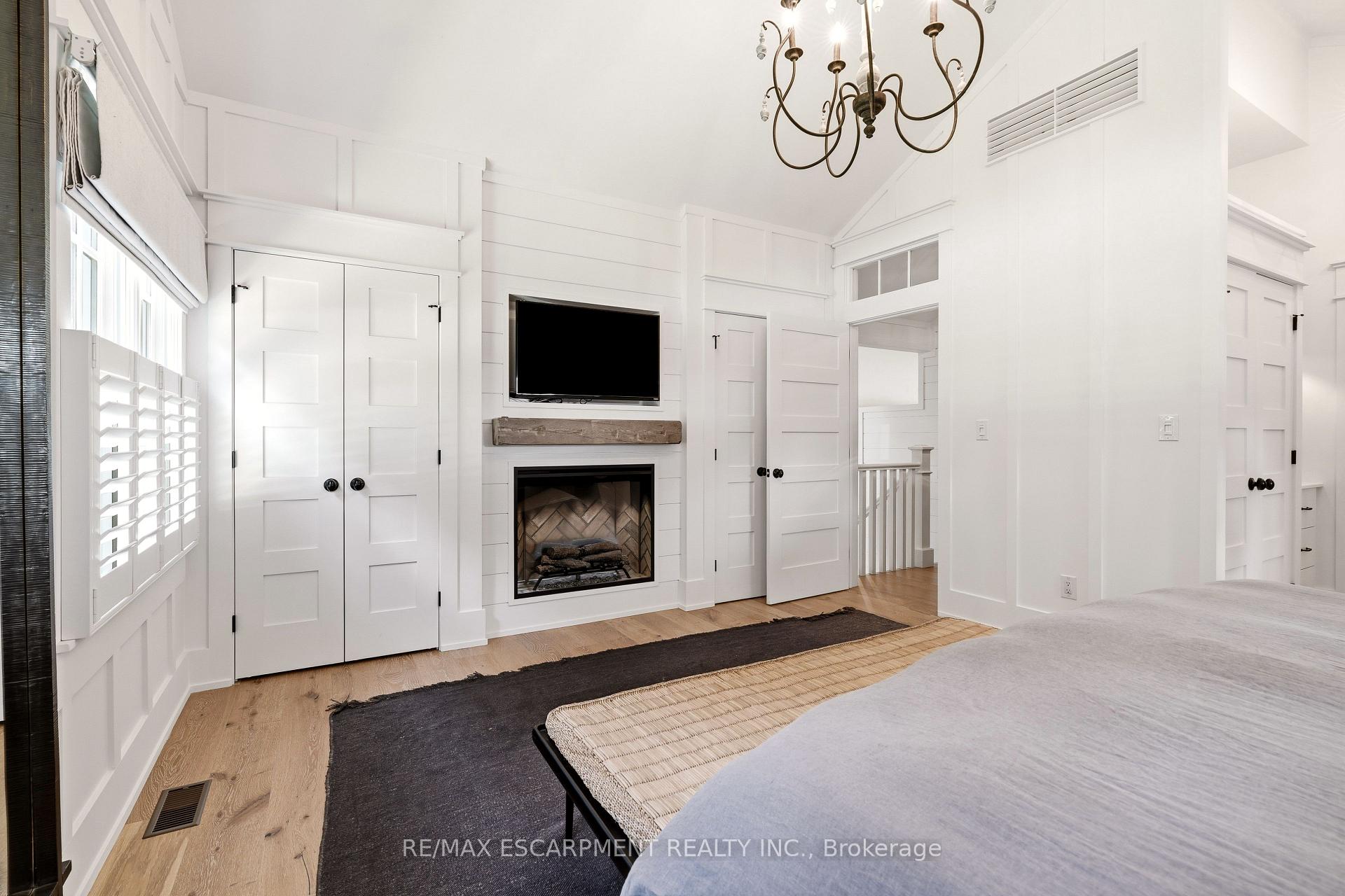 Photo 20 of 330 Camelot Court, Burlington, Shoreacres — HOMEH