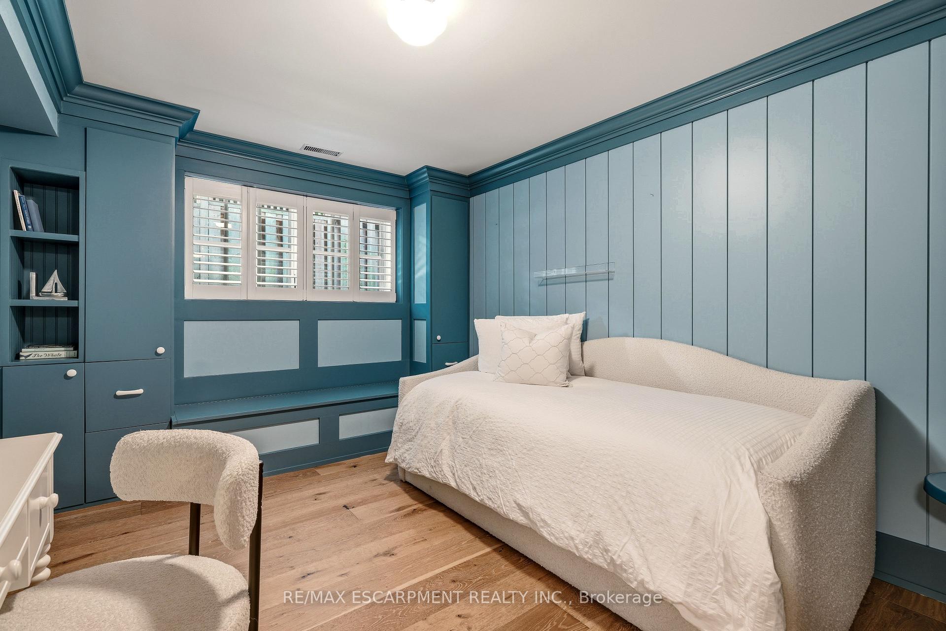 Photo 34 of 330 Camelot Court, Burlington, Shoreacres — HOMEH