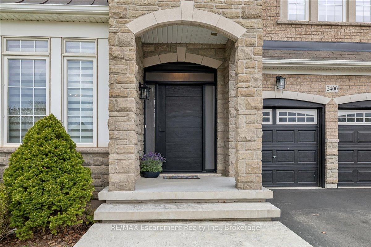 Photo 2 of 2400 Spring Meadow Way, Oakville, Westmount — HOMEH