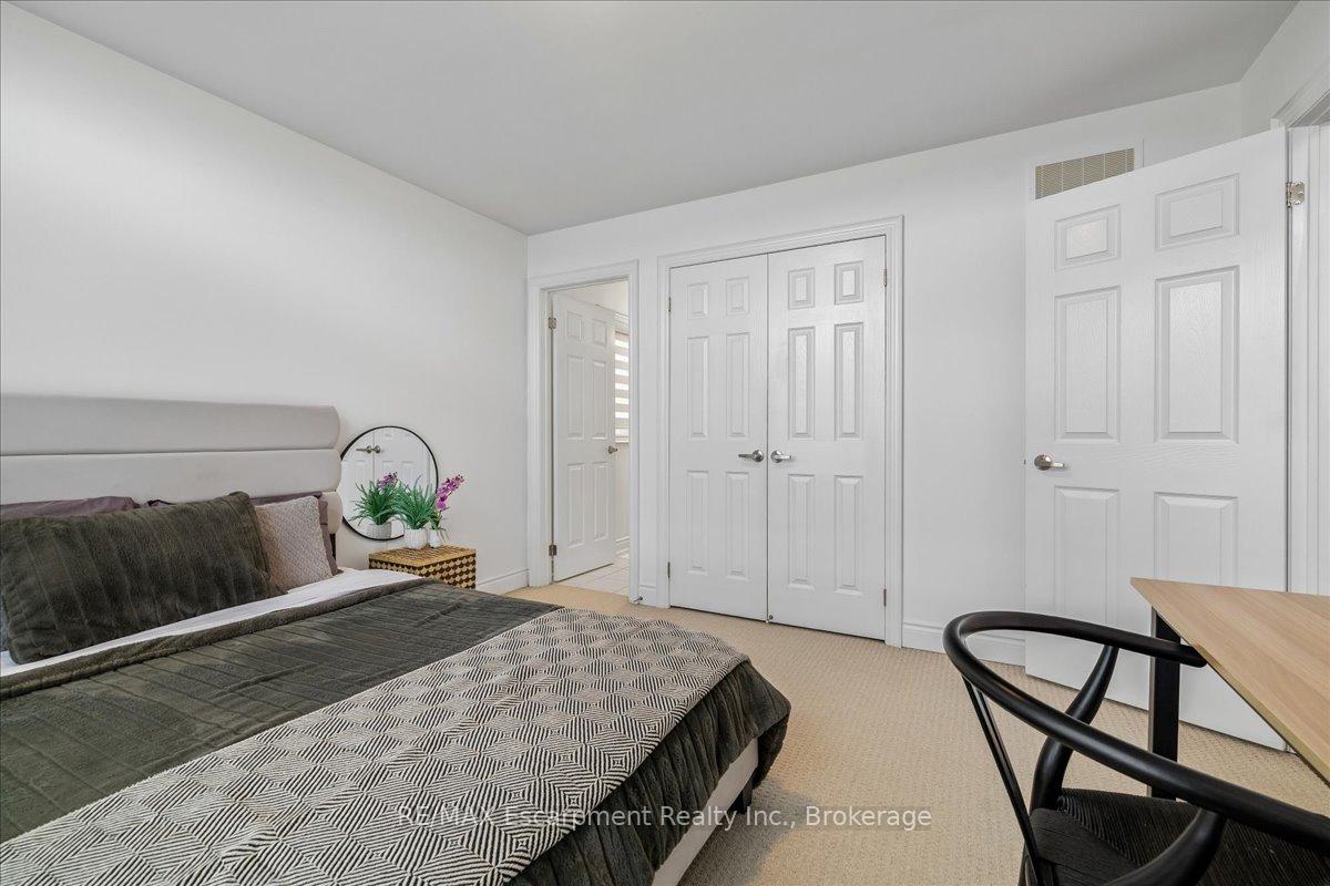 Photo 42 of 2400 Spring Meadow Way, Oakville, Westmount — HOMEH