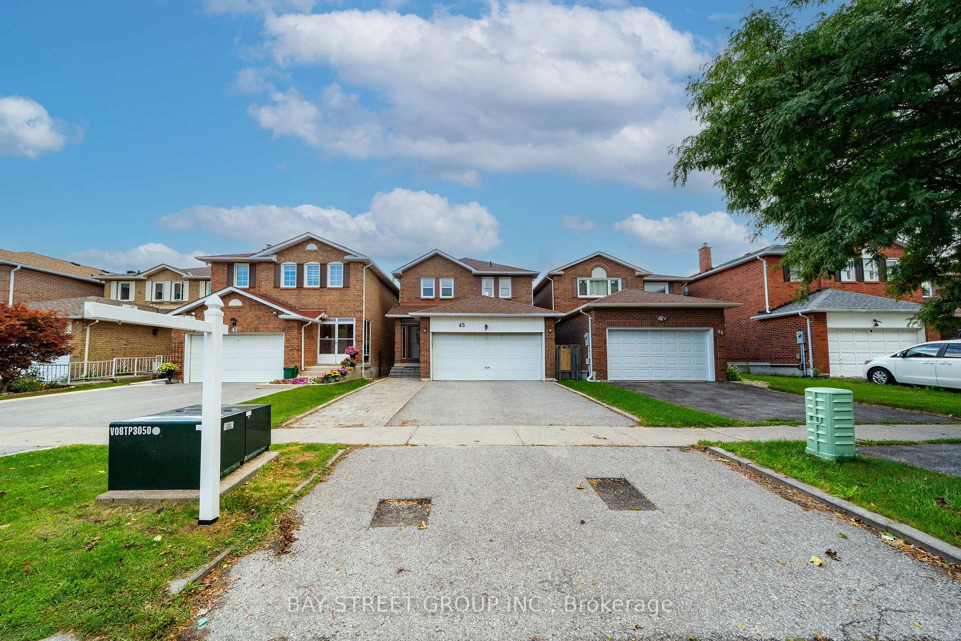 Photo 4 of 45 Thurman Road, Vaughan, Lakeview Estates — HOMEH